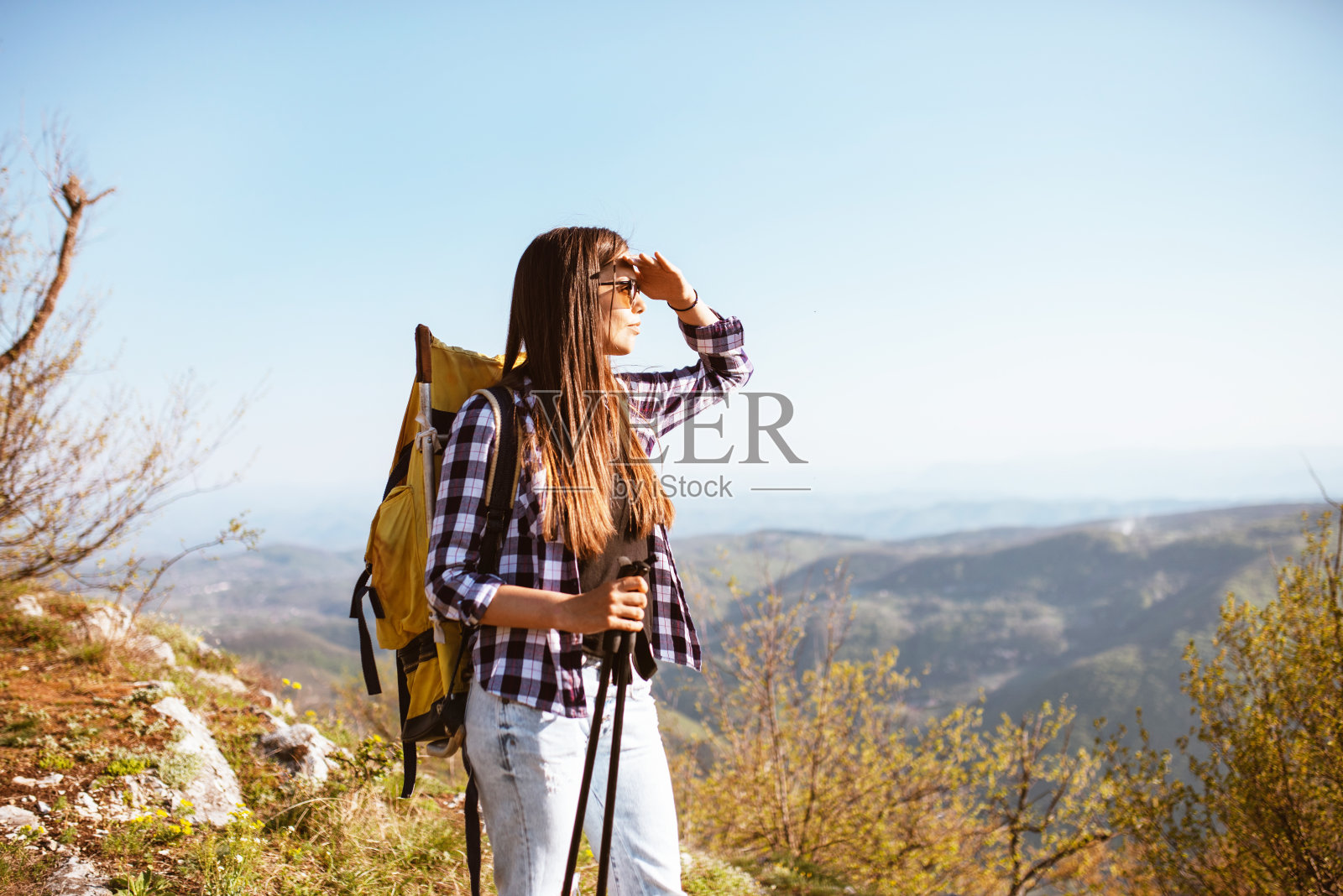 一位年轻的背包客在山顶欣赏风景照片摄影图片