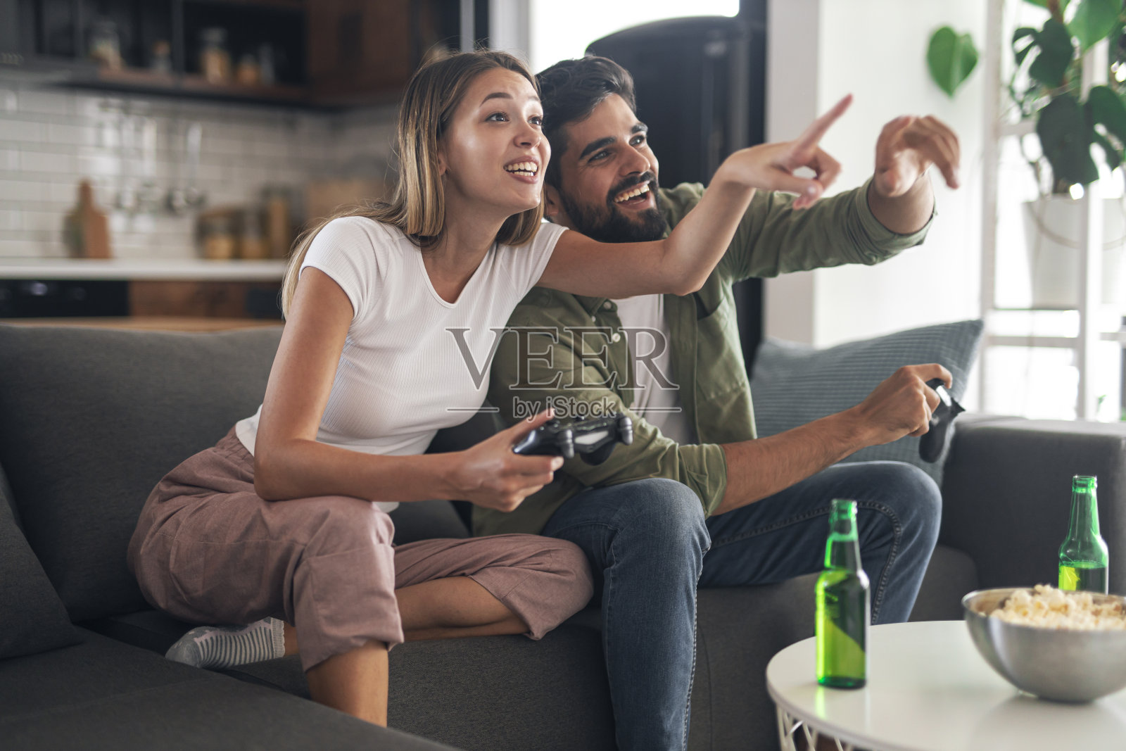 娱乐夫妇在主机上玩游戏照片摄影图片