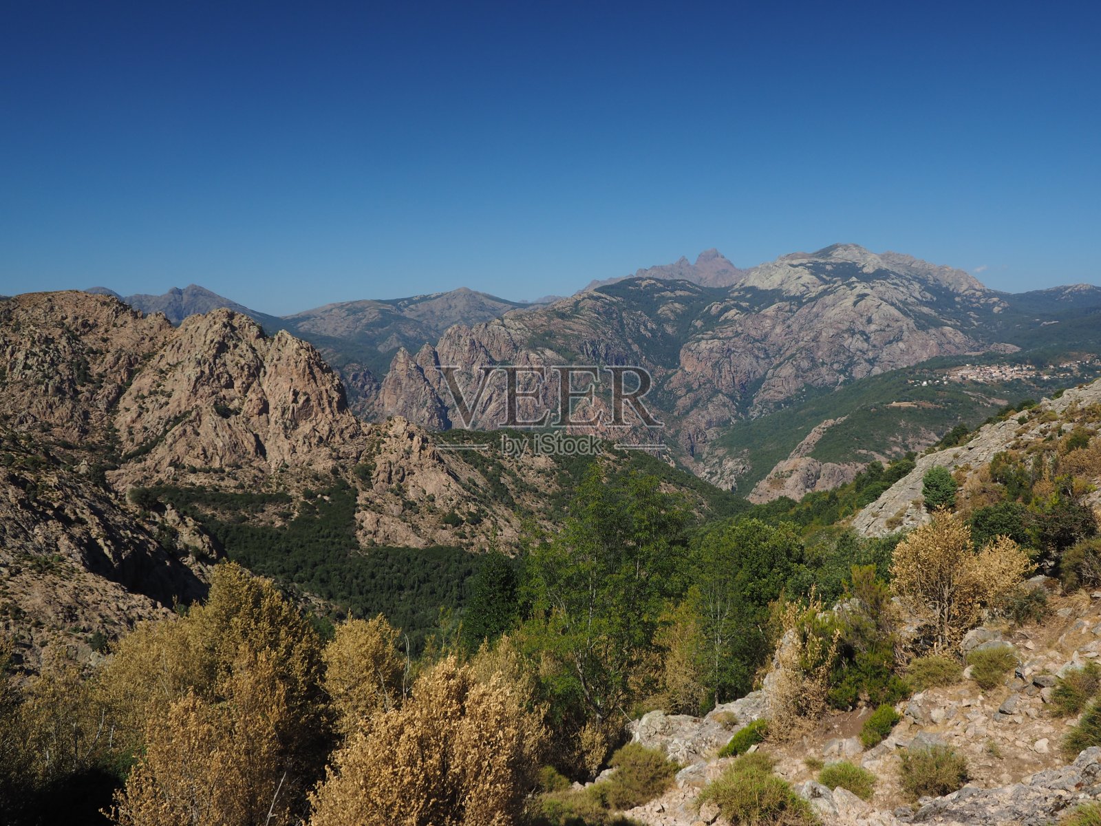 科西嘉山脉的风景由岩石和森林构成照片摄影图片
