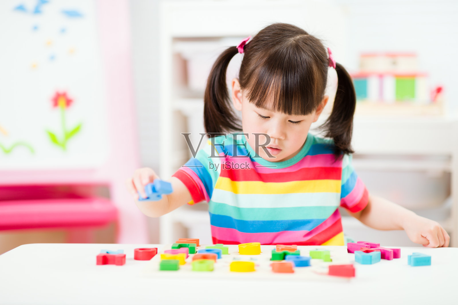 小女孩学习字母块在家上学照片摄影图片