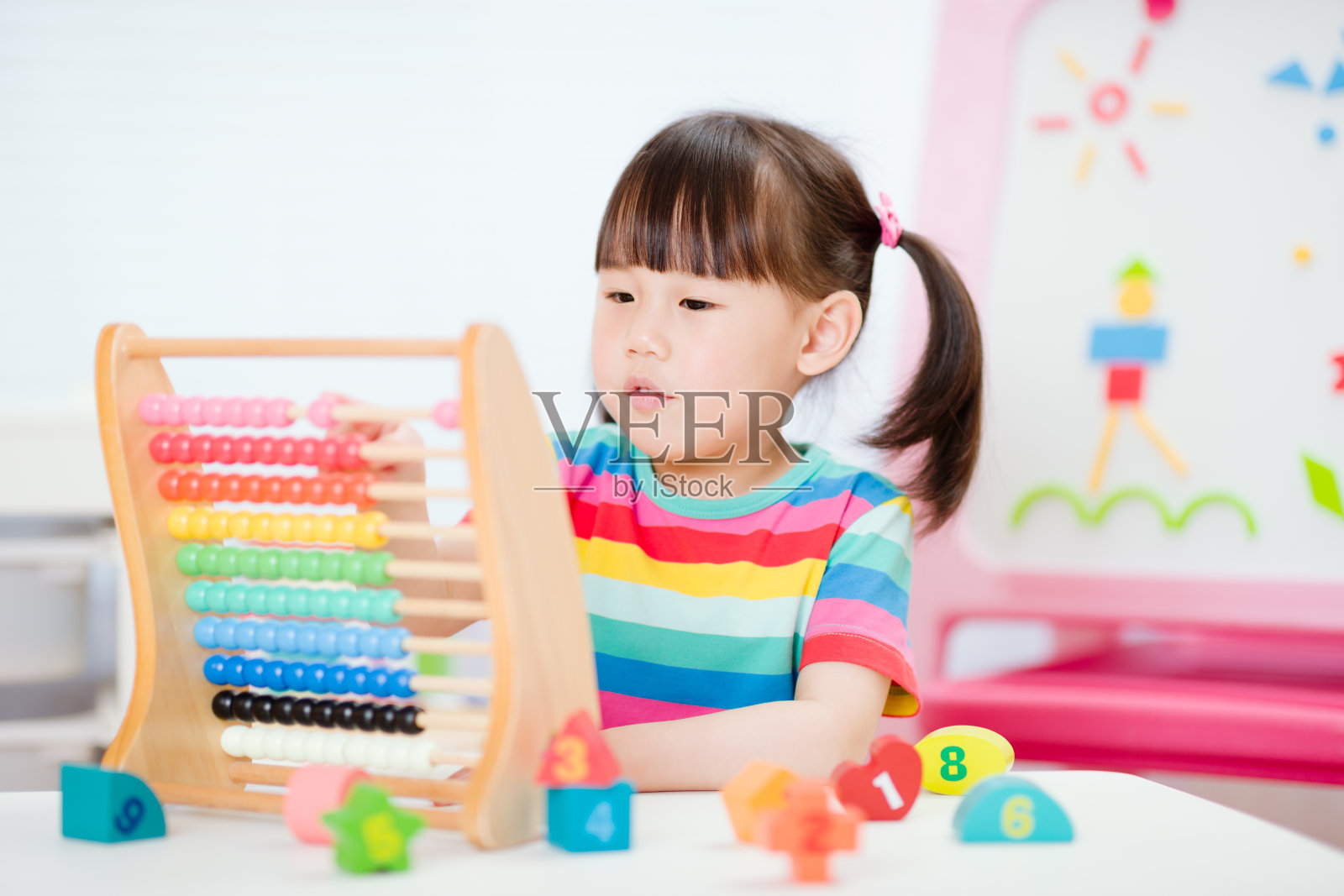 小女孩在家学习用算盘学习数数照片摄影图片