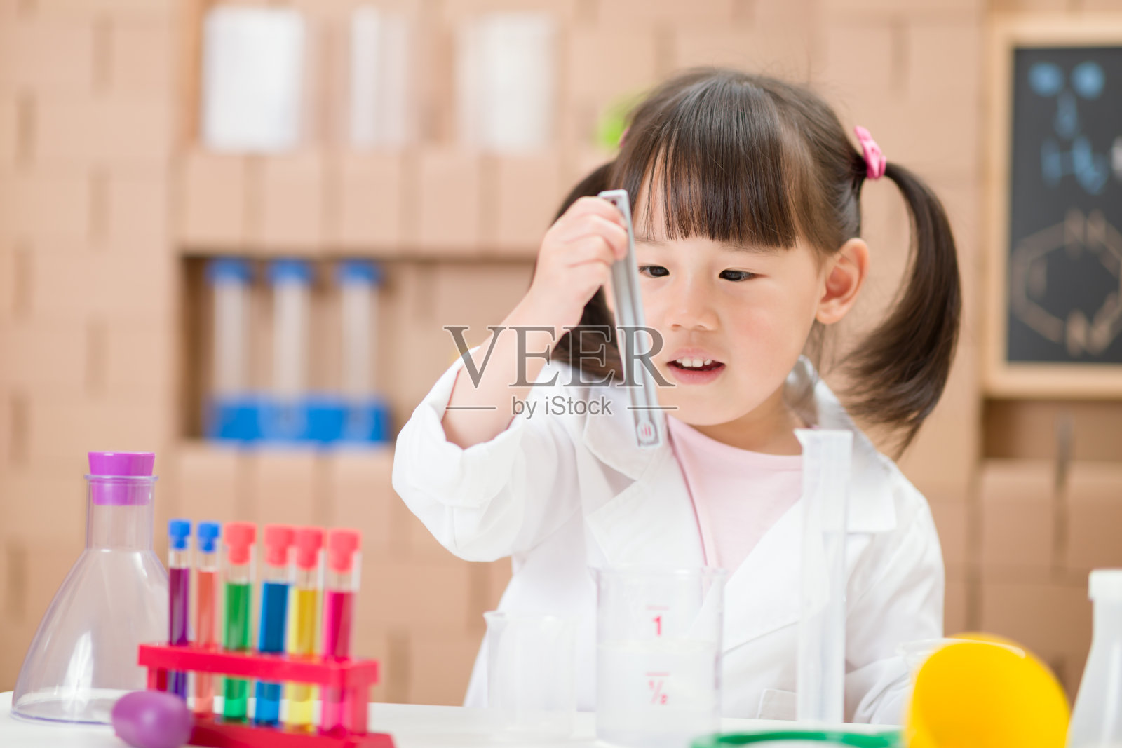 小女孩在家里做科学实验照片摄影图片