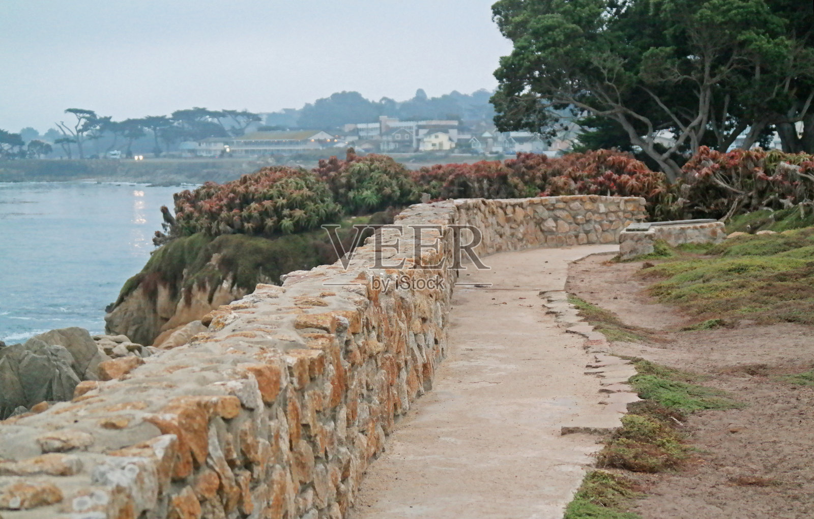 沿岸岩壁照片摄影图片