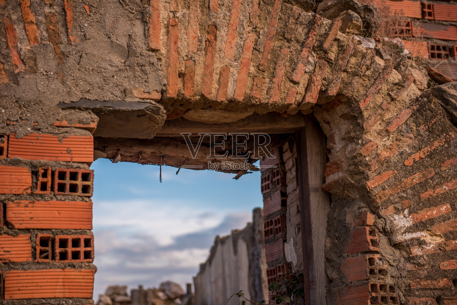 石头和砖砌的墙，废弃的旧房子。照片摄影图片