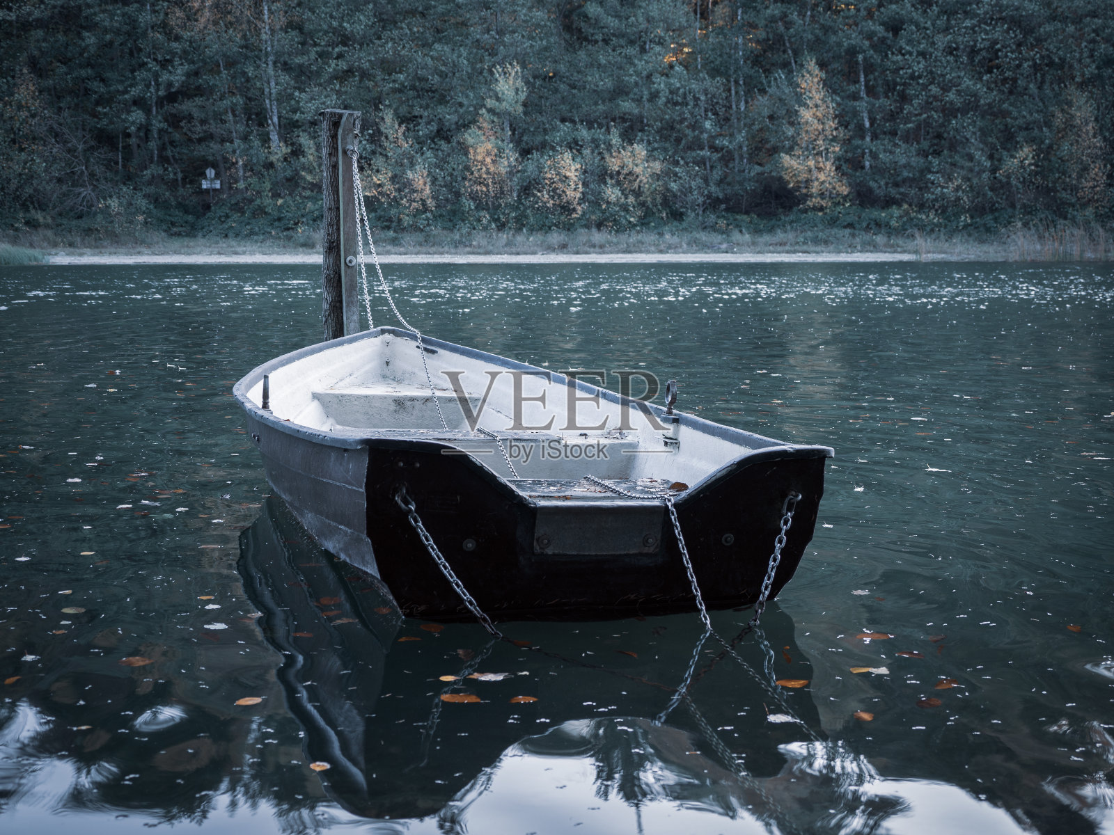 湖上漂浮着一艘小划艇照片摄影图片