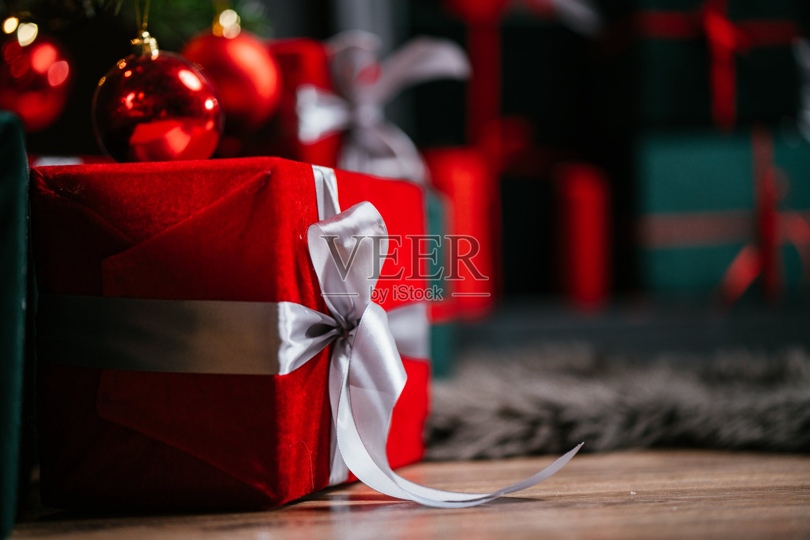 2021年新年室内装饰有蜡烛、灯泡和散焦。房间装饰圣诞节庆祝活动。带礼物的圣诞树照片摄影图片