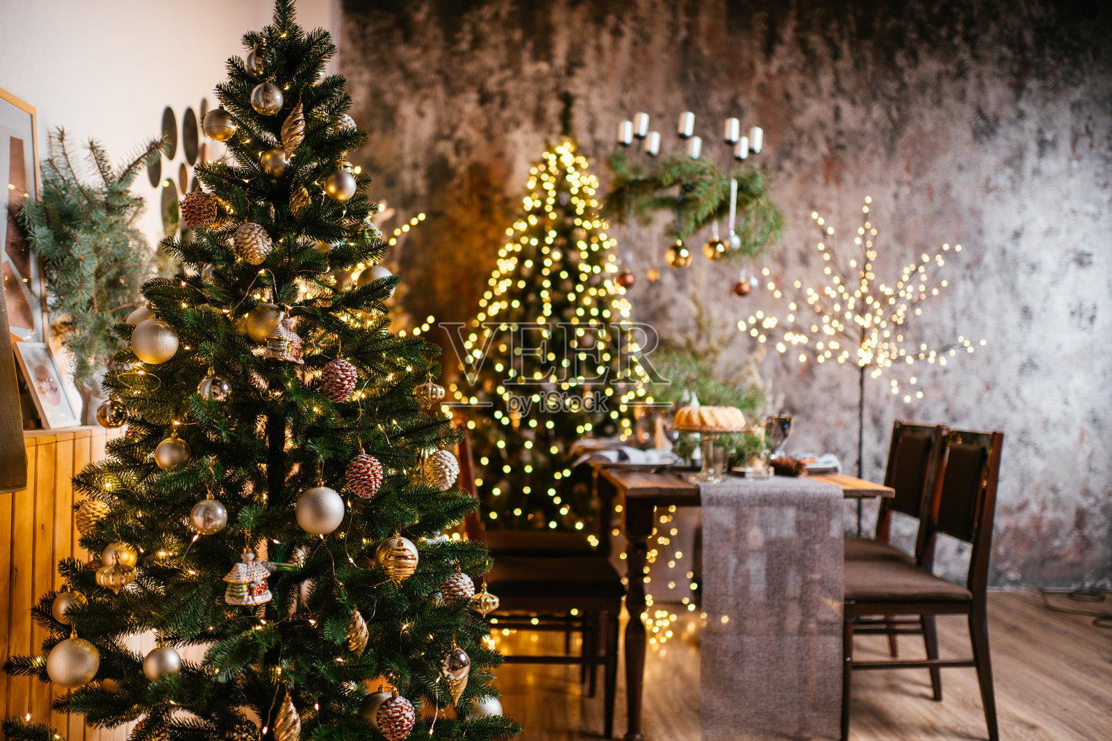 2021年新年室内装饰有蜡烛、灯泡和散焦。房间装饰圣诞节庆祝活动。带礼物的圣诞树照片摄影图片