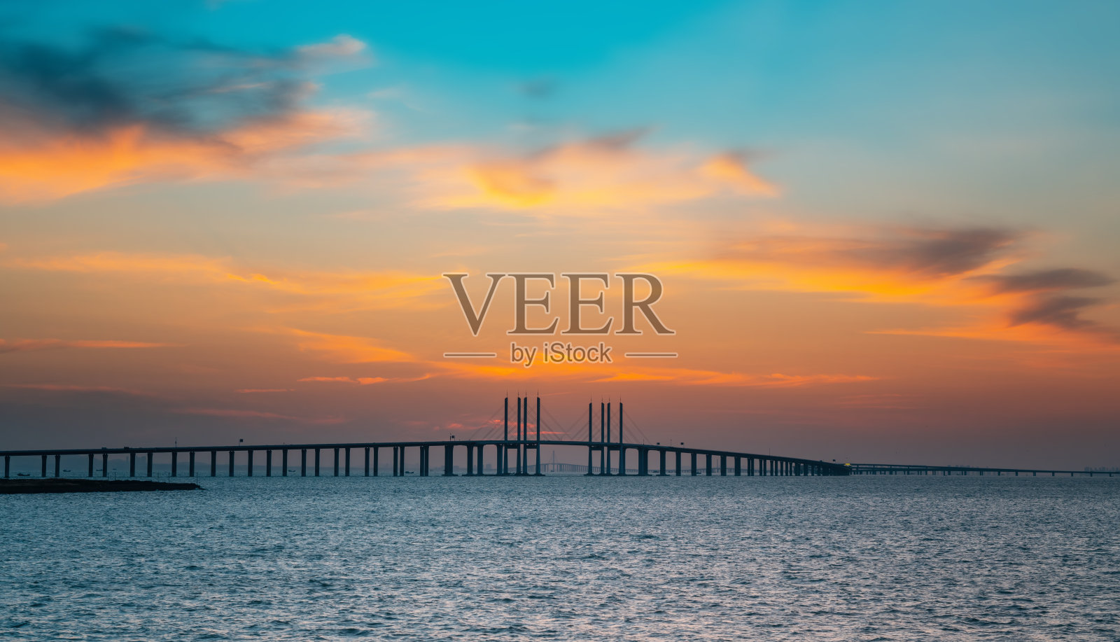 日落时分的青岛跨海大桥照片摄影图片