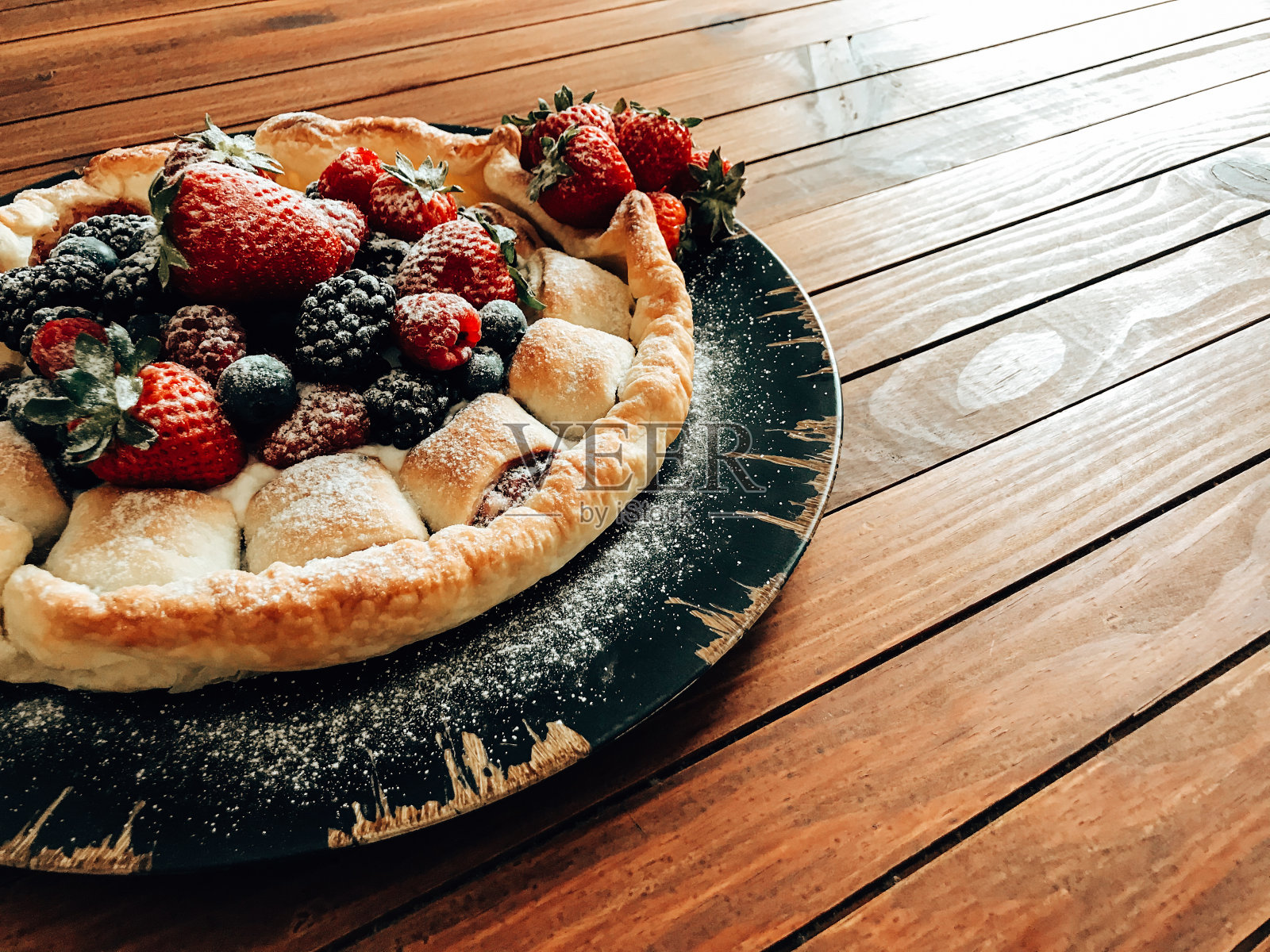 水果蛋糕放在木板上照片摄影图片