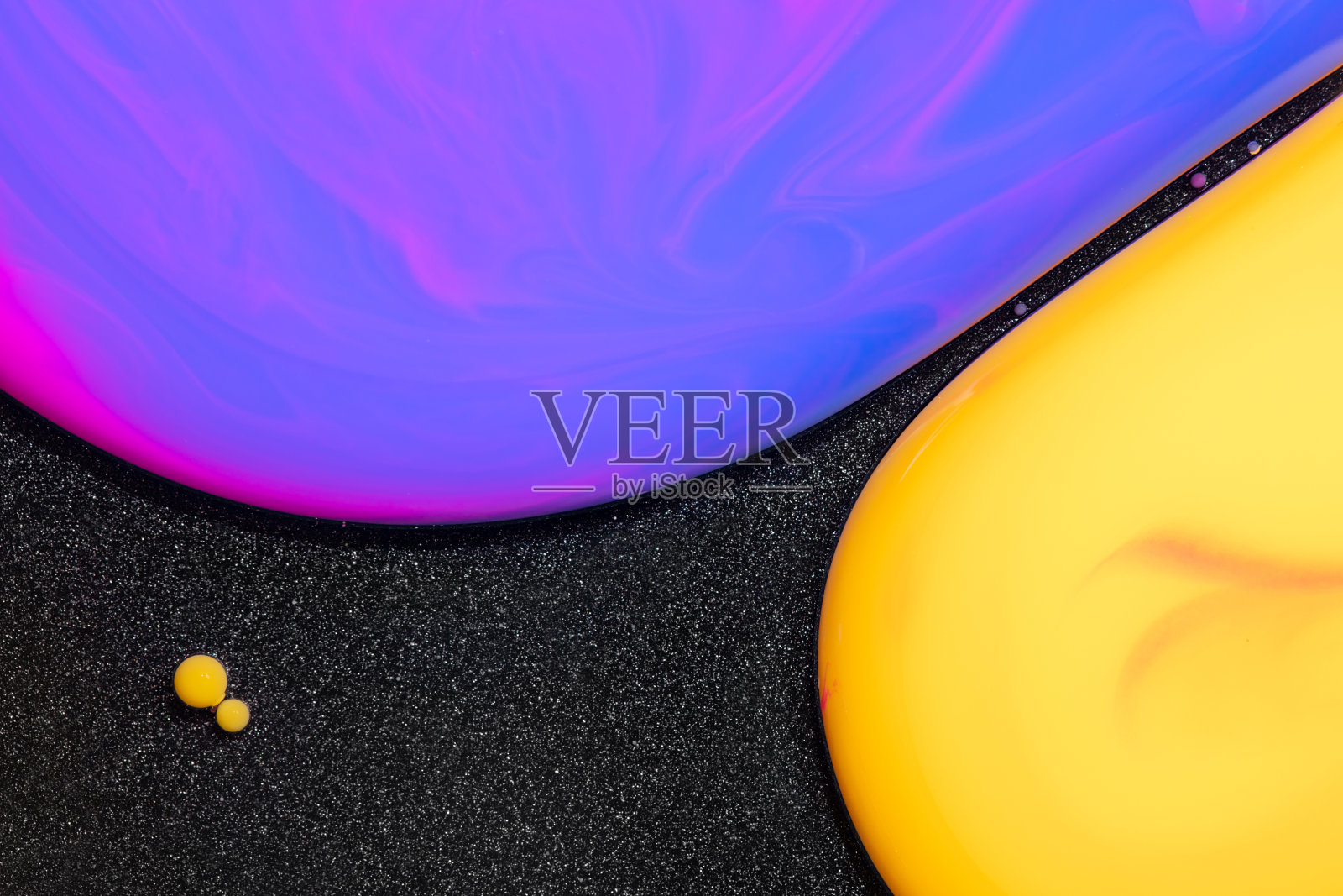 流体艺术纹理。背景与抽象漩涡油漆效果。液体丙烯酸画与混合油漆和无气泡。可以用于海报或壁纸。黑色和明亮的溢出色彩。照片摄影图片