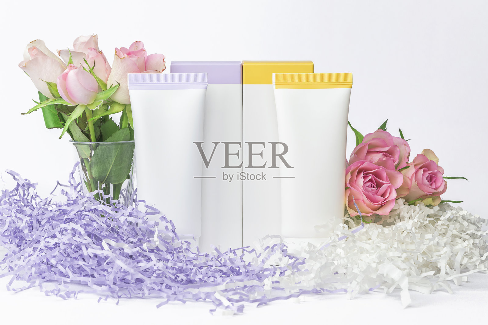 天然化妆品SPA模型在白色背景与花和软纸填充。有机化妆品包装纸箱和塑料管，日夜化妆品概念照片摄影图片