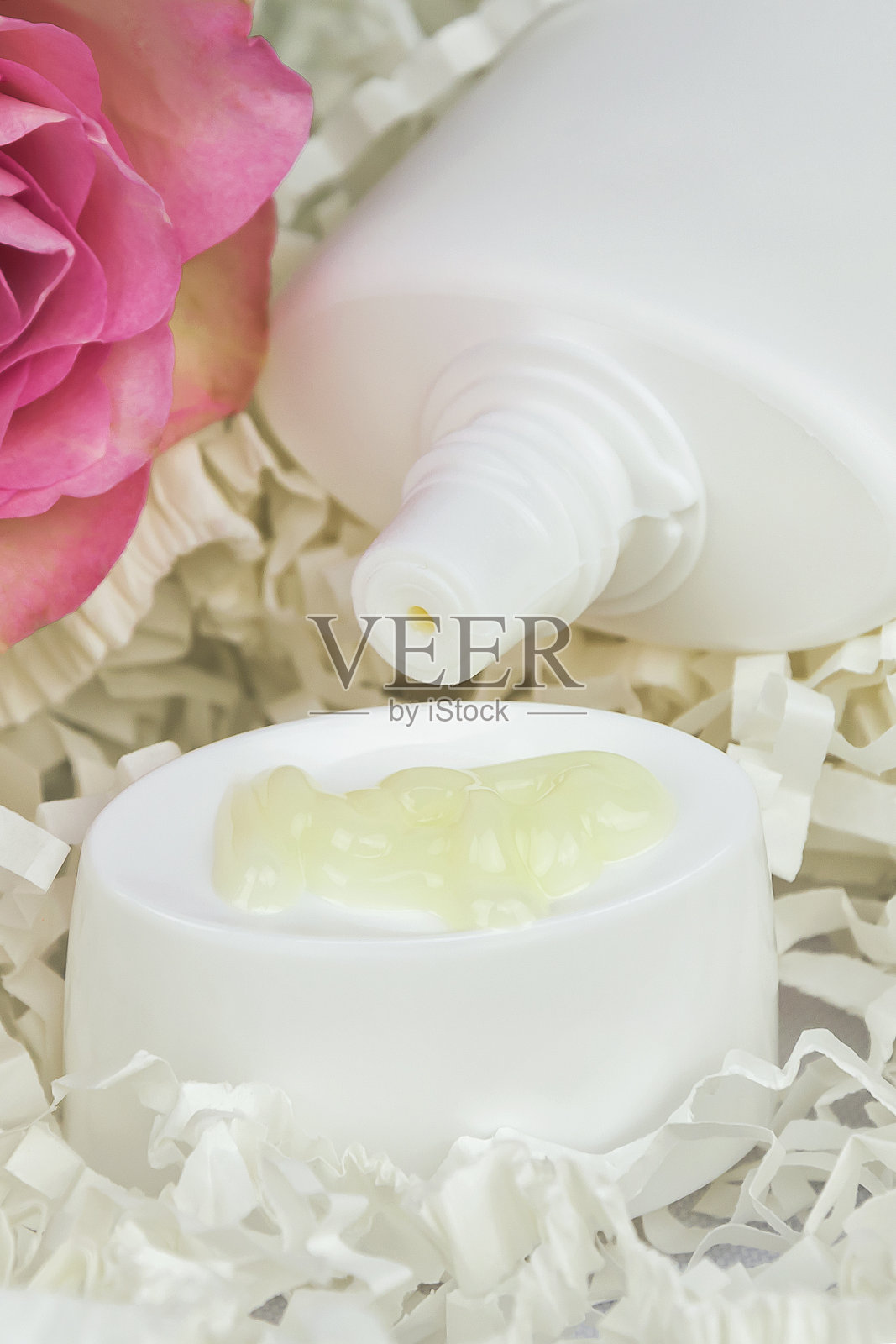 化妆品管滴面霜或血清(胶原蛋白，维生素C)黄色特写。塑料化妆品包装模型。皮肤护理和面部护理，美容和水疗概念产品，垂直照片摄影图片