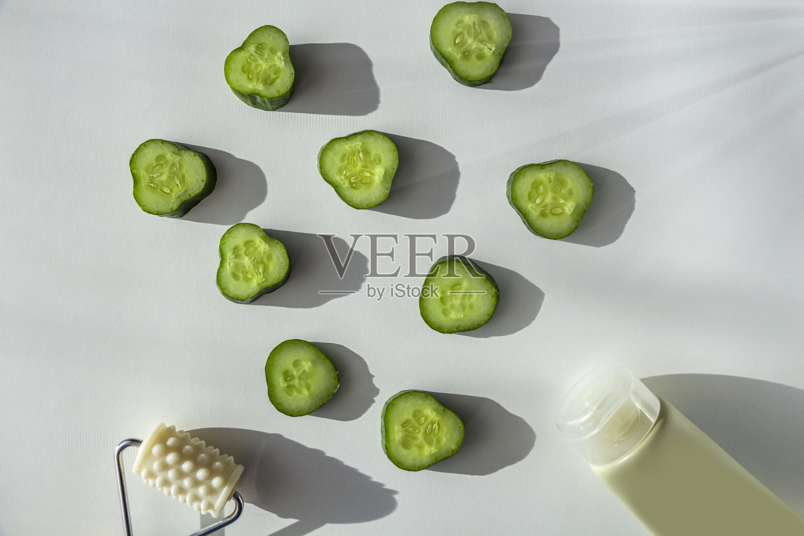 Spa面部护理套装:黄瓜片、面膜、毛巾、按摩器。黄瓜洁面及保湿化妆品。天然有机成分自制美容产品照片摄影图片