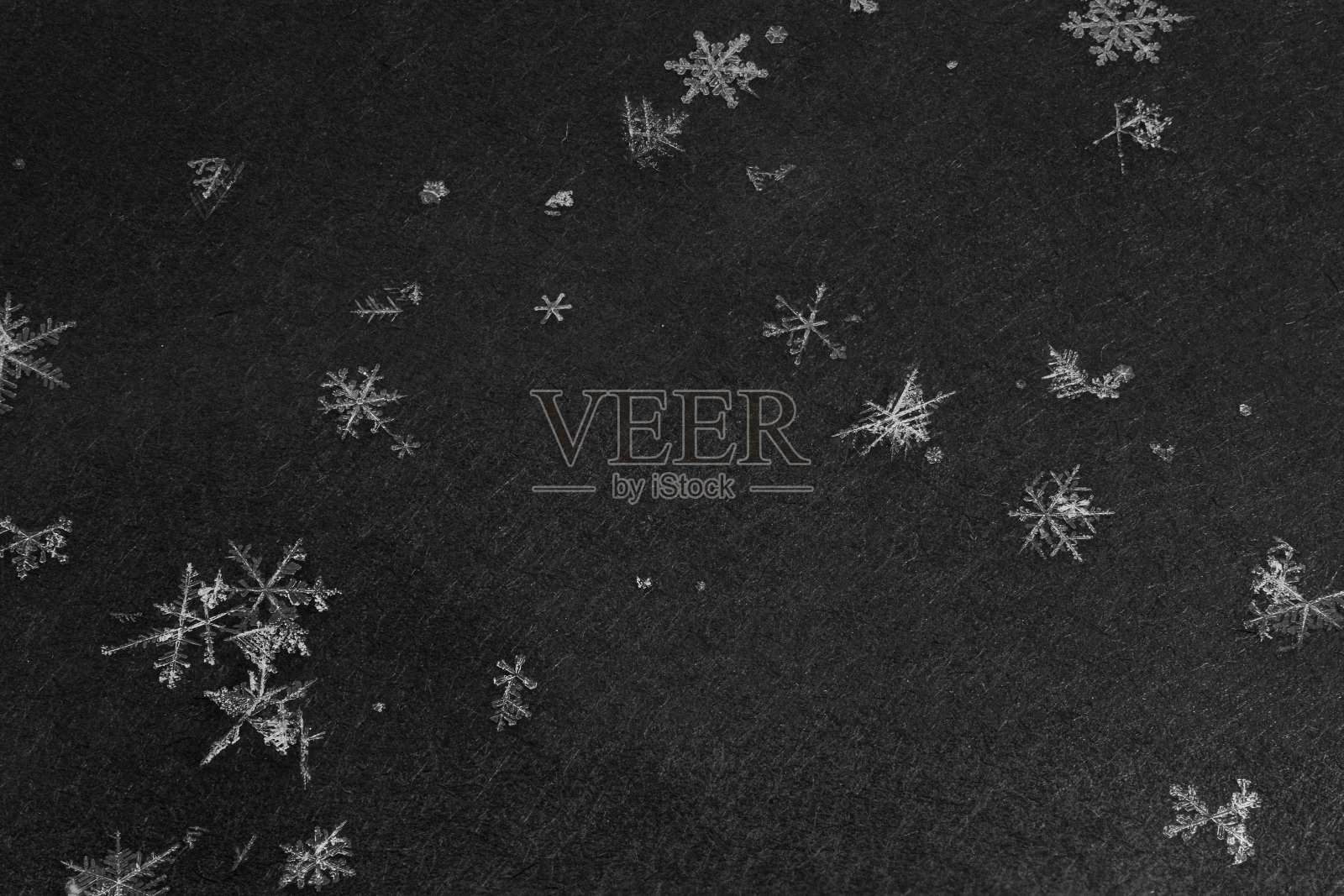 高倍放大的雪花在深灰色的背景照片摄影图片