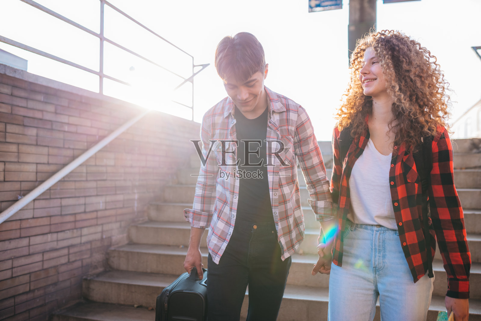 一对美丽可爱的年轻夫妇，在火车站，一起旅行。照片摄影图片