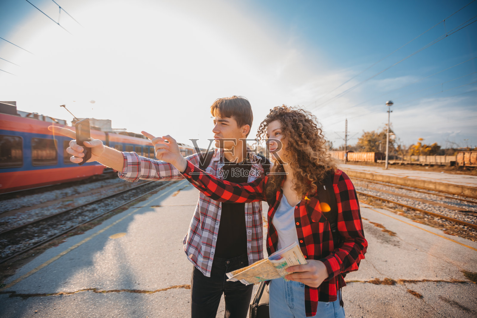 一对年轻夫妇边走边看地图照片摄影图片