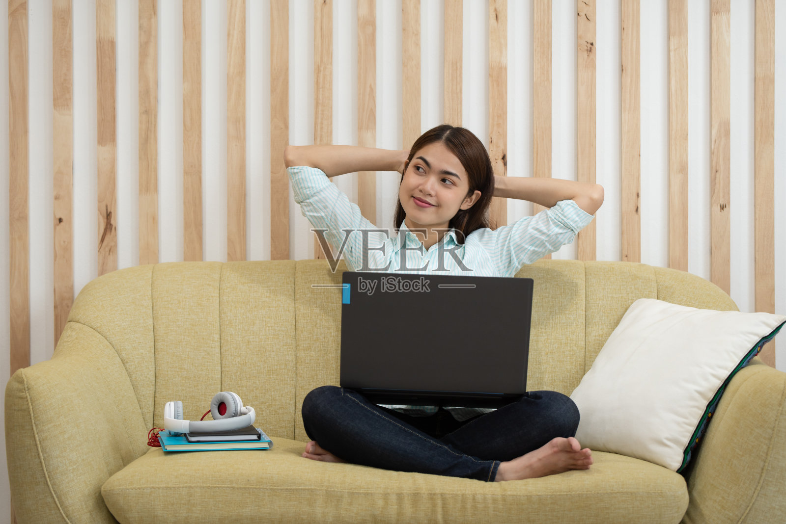 亚洲商业女性工作与笔记本电脑和享受放松与双手后她的头，而工作在她的房子，在家里工作，商业概念照片摄影图片