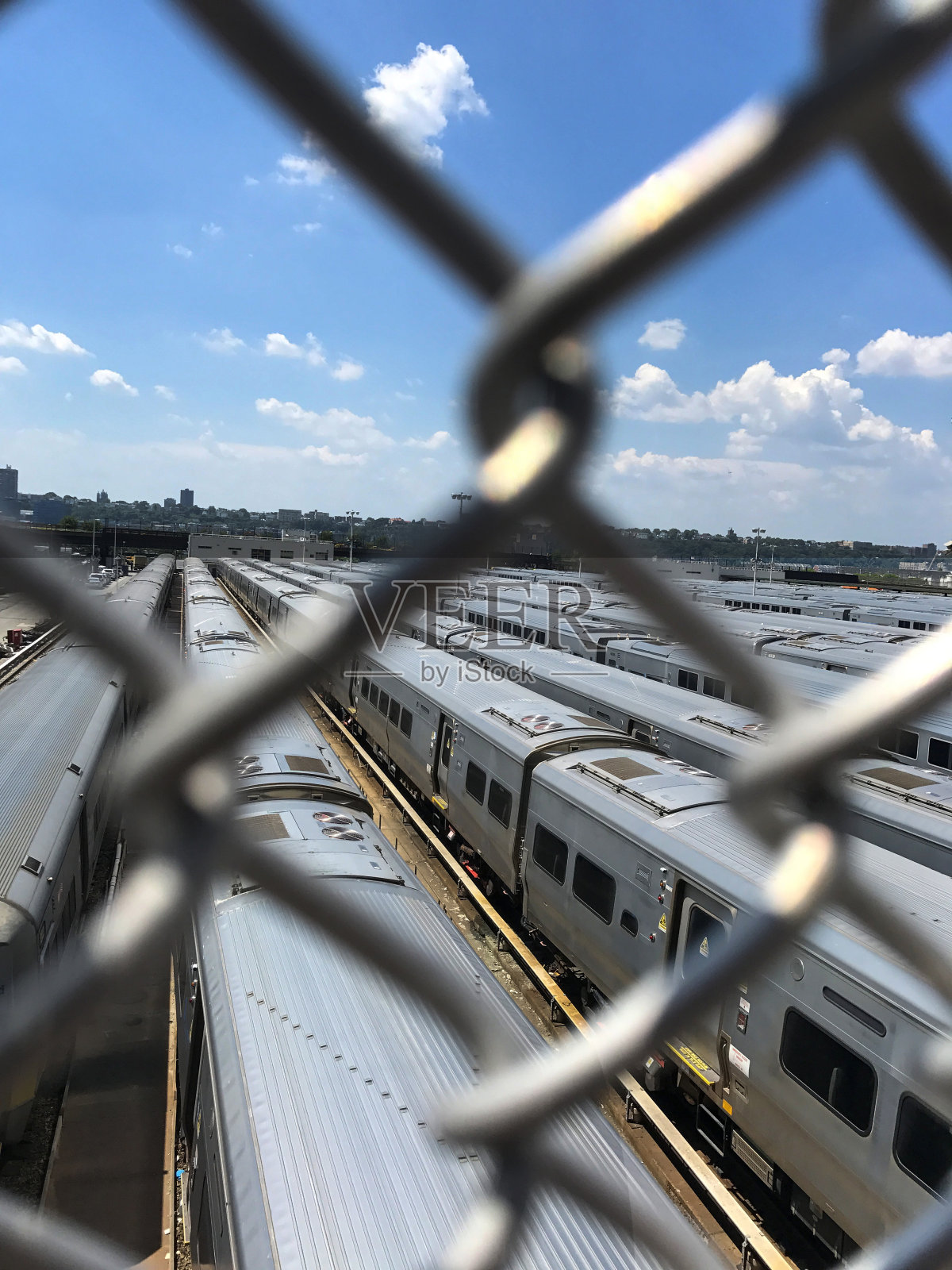 在阳光明媚的天气里，铁栅栏后面是火车的最后一站照片摄影图片