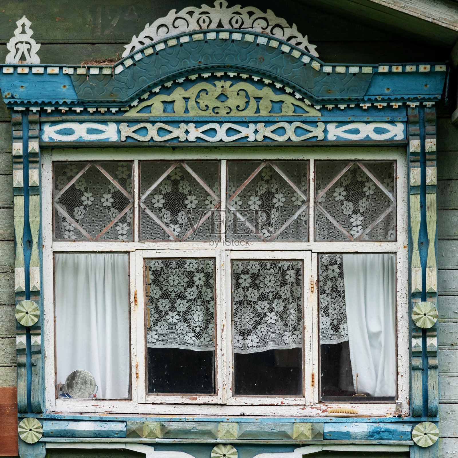 小村庄的老式乡村房子，有装饰的窗户照片摄影图片
