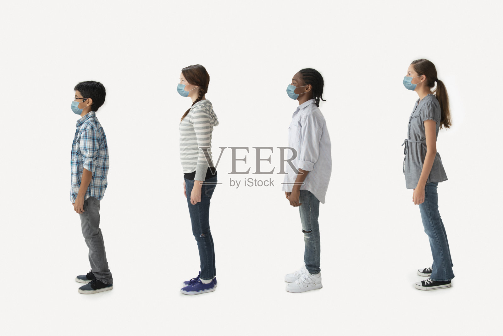 一群学生戴着防护口罩照片摄影图片