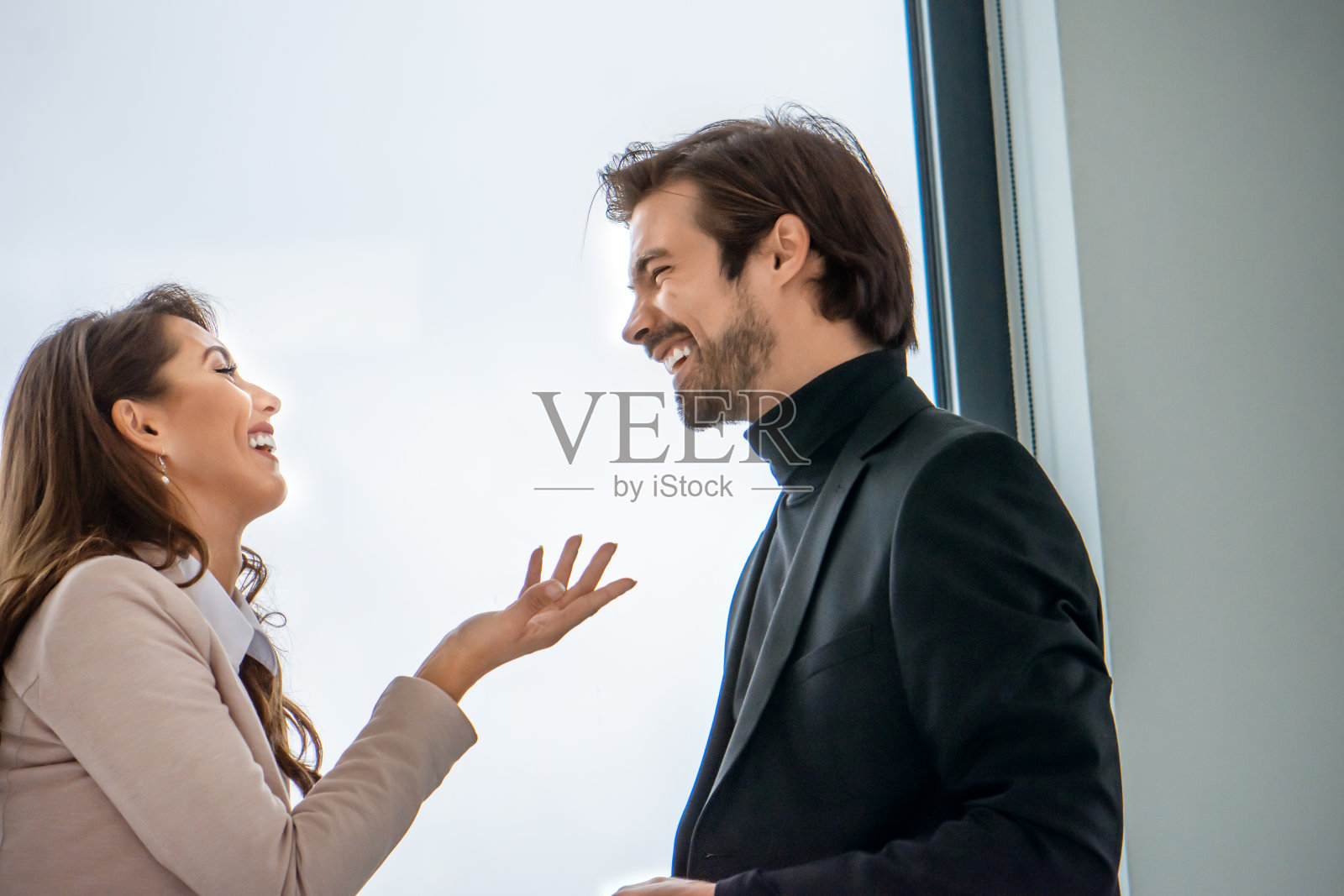 两个商人在交谈照片摄影图片