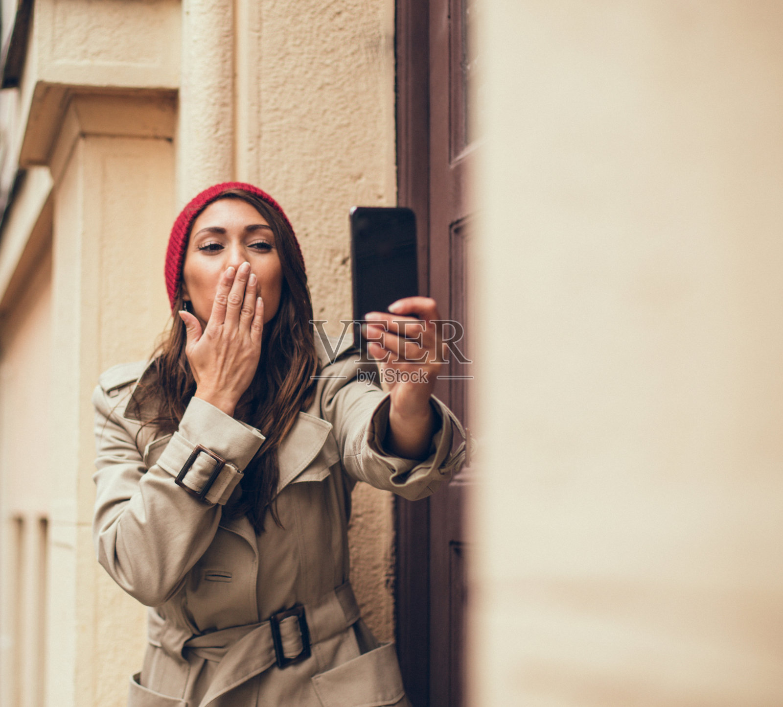 一个年轻的成年女子在自拍，还接吻。照片摄影图片