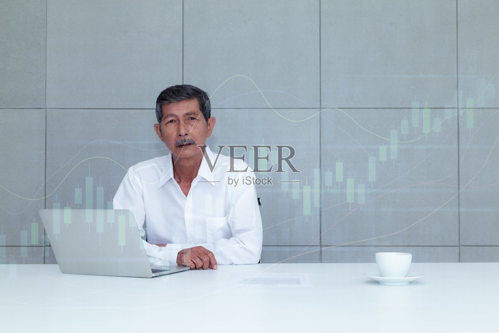 商人工作和交易用电脑笔记本为技术外汇在线交易图形和图表，打字电脑组装数据绘图概念。双重曝光。照片摄影图片