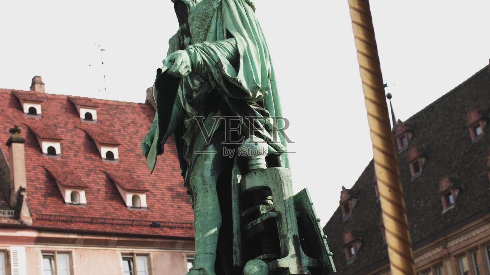 法国的一个古代欧洲城市。美丽的建筑纪念碑与旋转木马的特写，非常令人兴奋的画面照片摄影图片