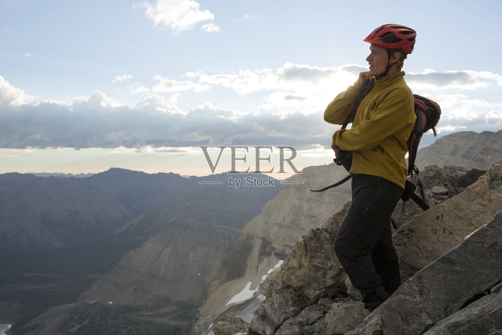 年轻人在日出时沿着山路徒步旅行照片摄影图片