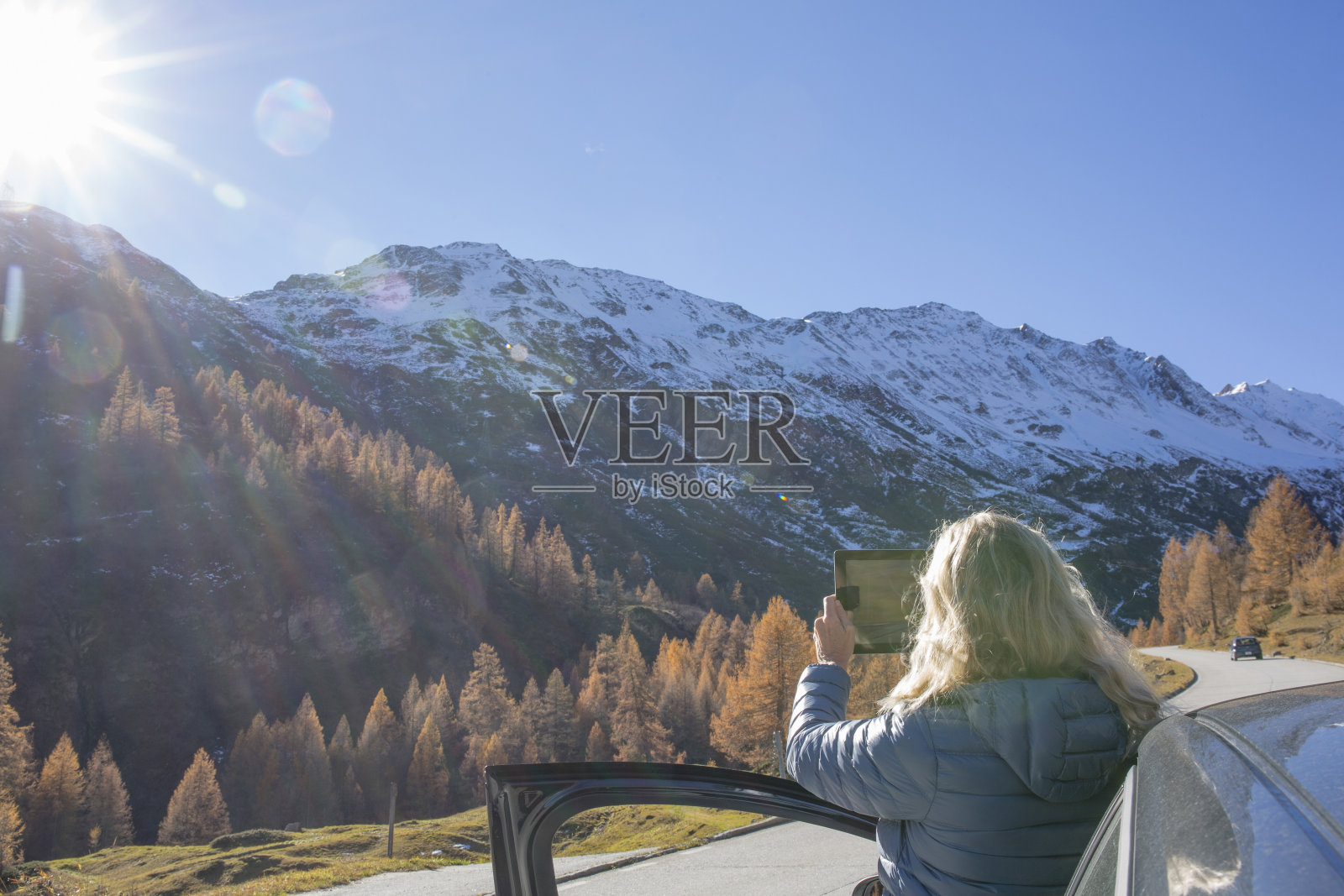 早晨，女人靠在车门上放松照片摄影图片