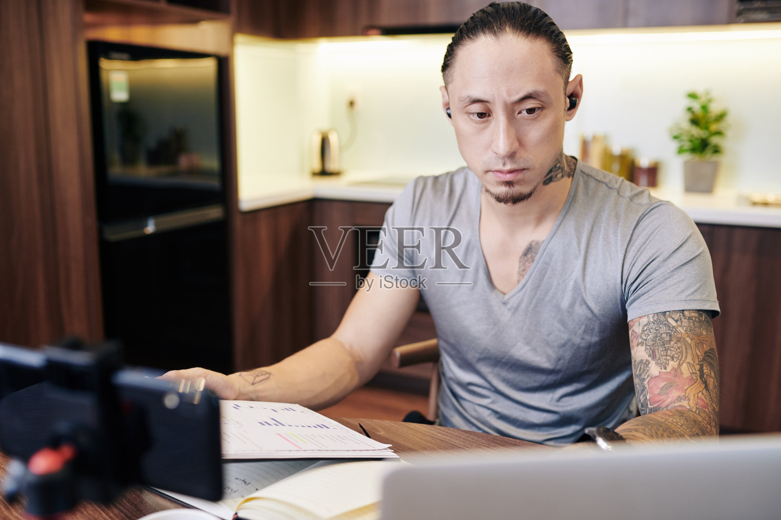 拿着文件皱着眉头的商人照片摄影图片