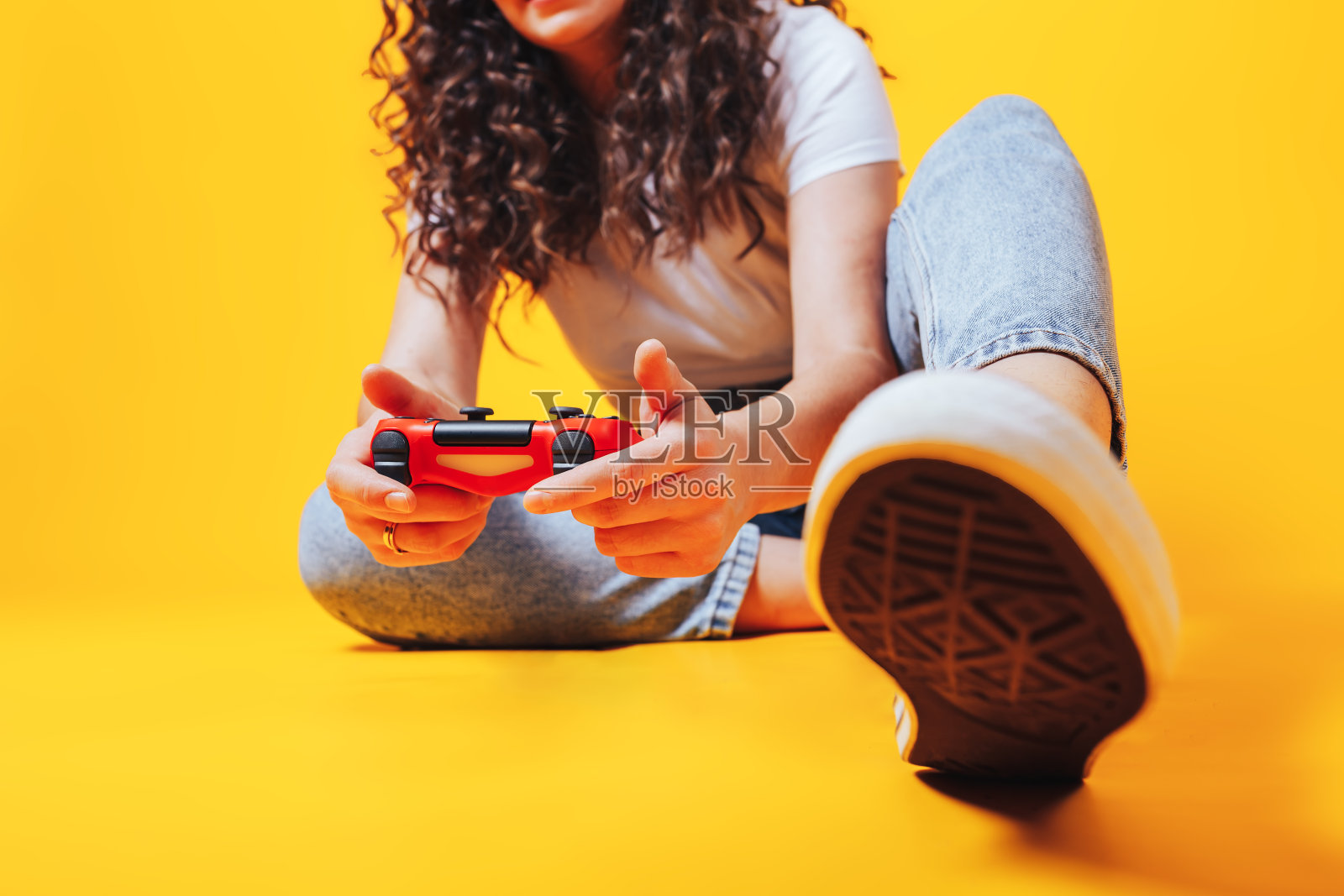 玩电子游戏的女人，空闲时间的活动，新爱好的女人在自我隔离，女人在电子竞技照片摄影图片