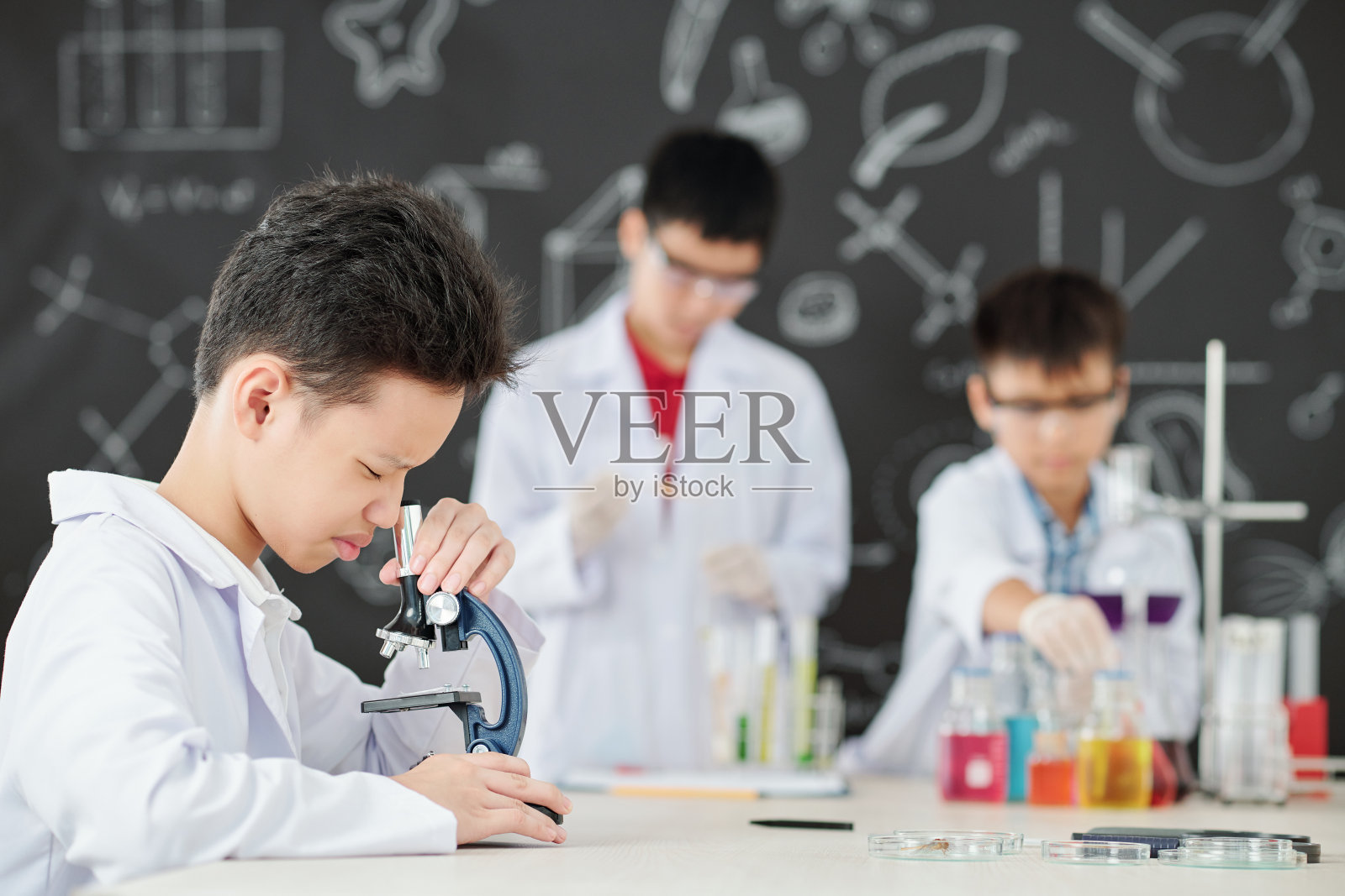 透过显微镜看的男生照片摄影图片