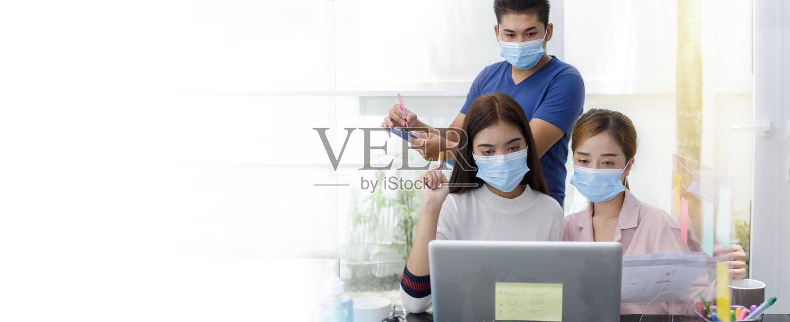 亚洲商务团队会议头脑风暴企业开始在私人家庭办公室工作冠状病毒爆发期间的社交距离新一代商务人士通过笔记本电脑进行分析工作照片摄影图片