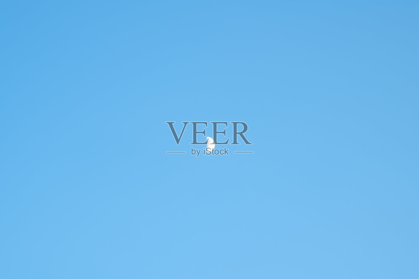 晚上，月亮在蓝天上。晚上的风景照片摄影图片