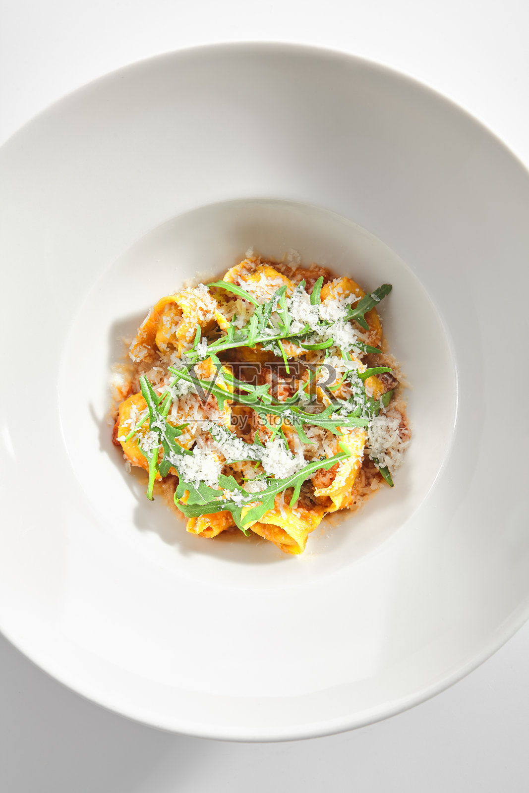 孤立餐厅(Restaurant Isolated)的意大利饺子配鲈鱼和番茄酱照片摄影图片