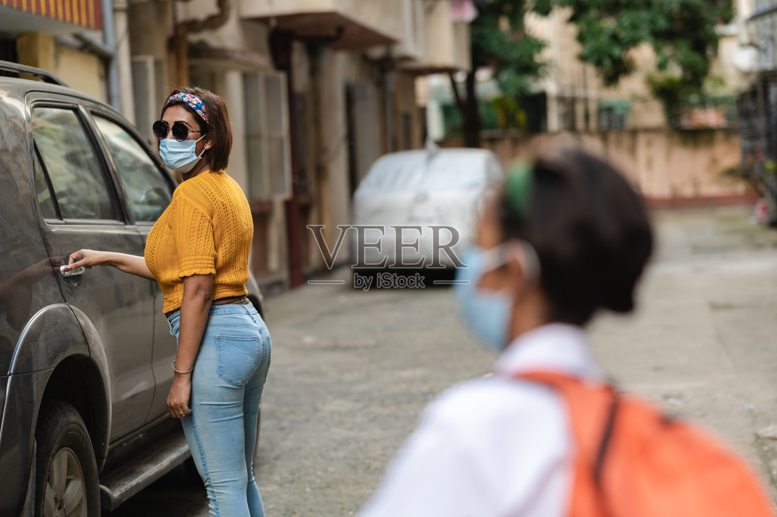 和妈妈一起上学的女学生。照片摄影图片