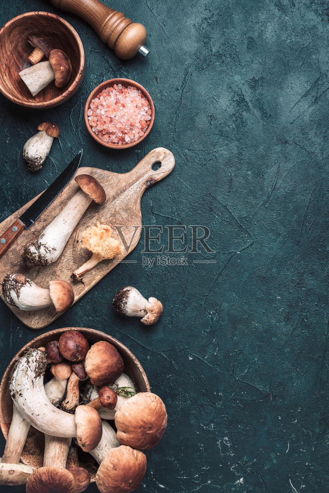 新鲜的森林牛肝菌在黑暗的背景。前视图。副本的空间。秋收的概念。新鲜采摘的牛肝菌放在篮子里照片摄影图片