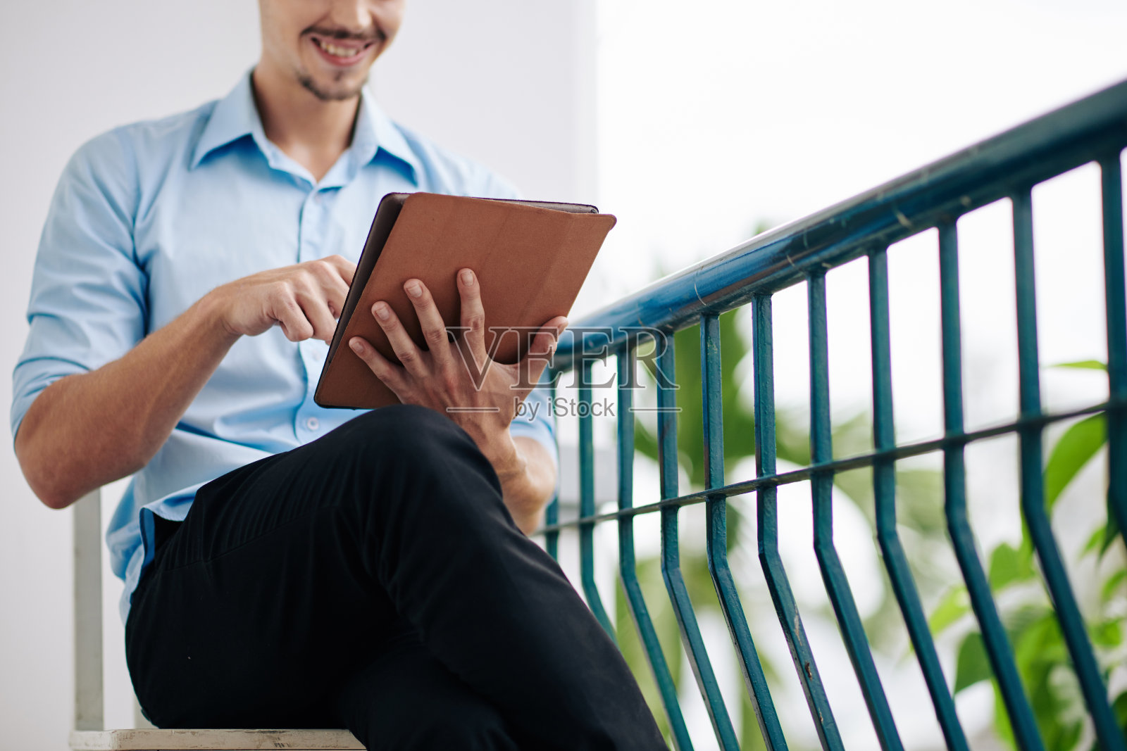在平板电脑上使用应用程序的快乐男人照片摄影图片