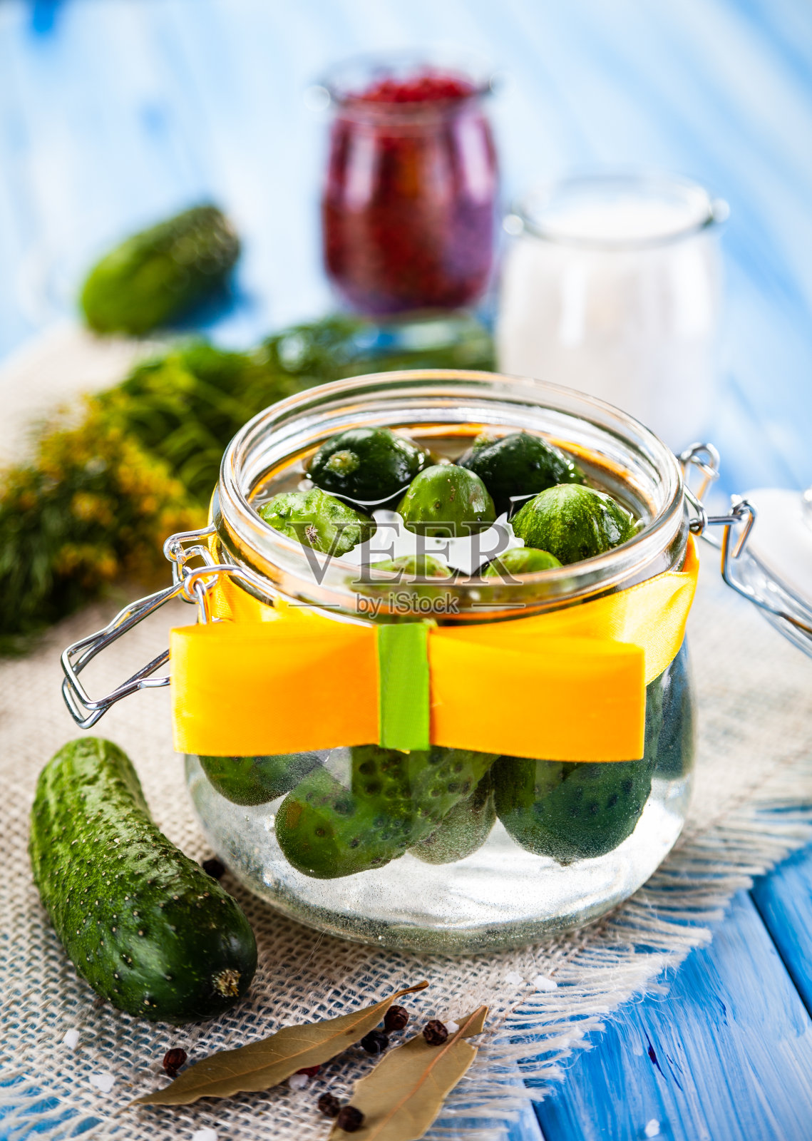 生黄瓜，辣根和茴香，木质背景照片摄影图片