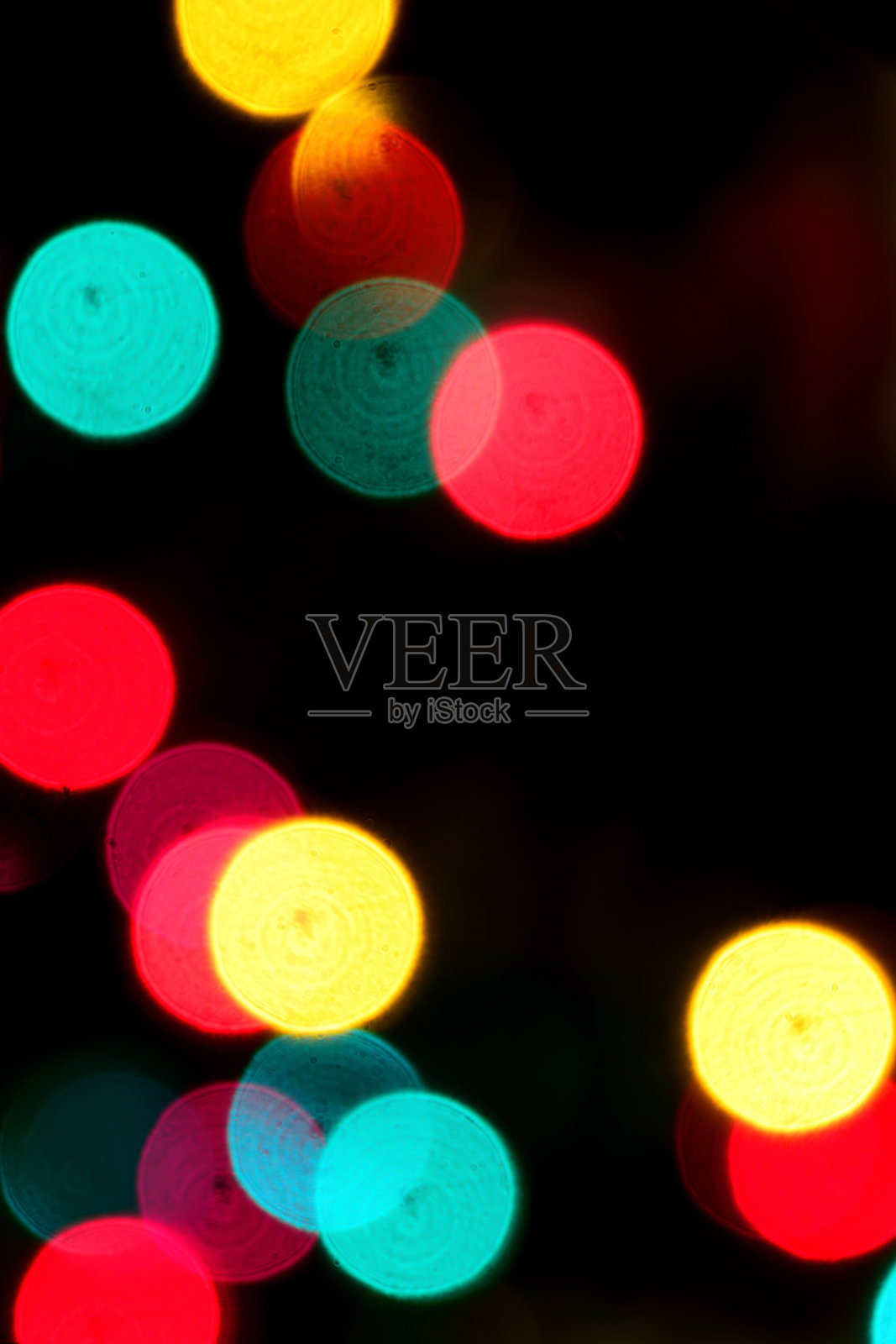 美丽，彩色的散景效果，故意在圣诞树上的焦点装饰灯照片摄影图片