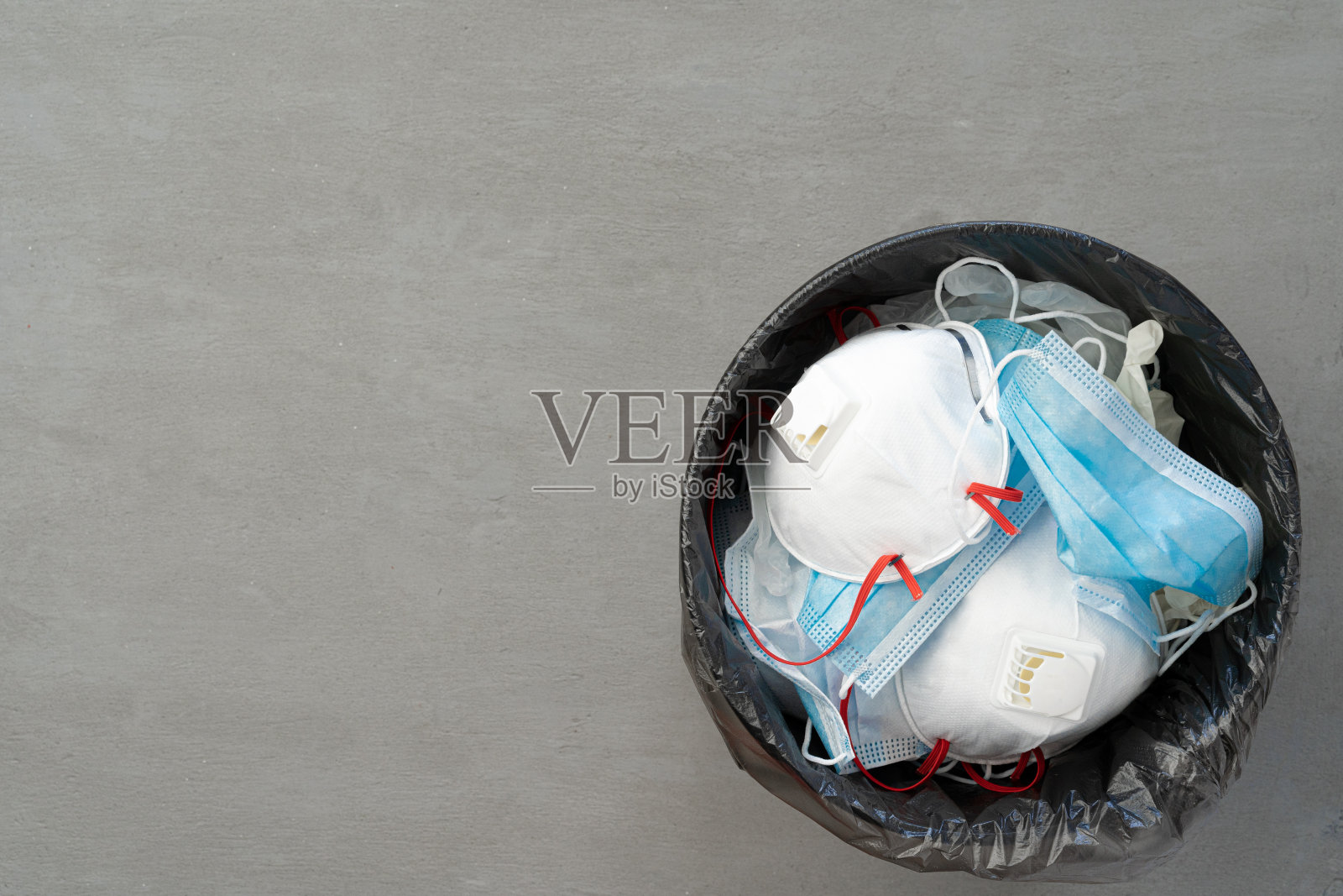 在垃圾中使用过的感染口罩和医用手套照片摄影图片