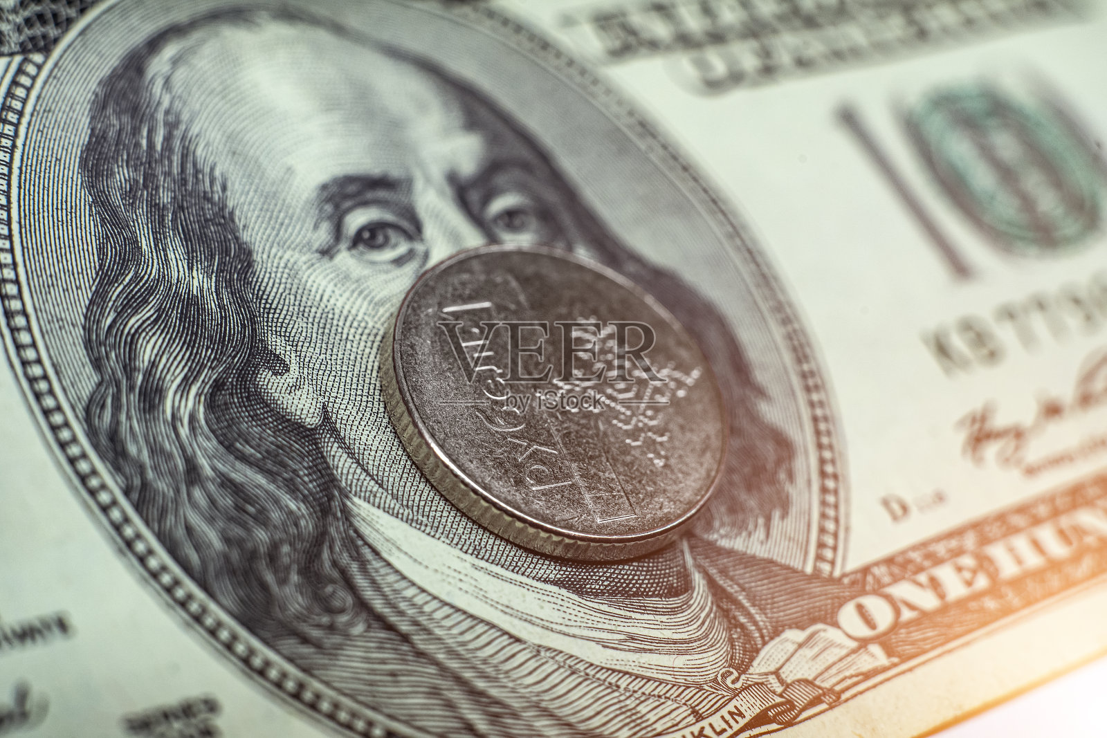 白俄罗斯卢布在100美元的背景特写照片摄影图片