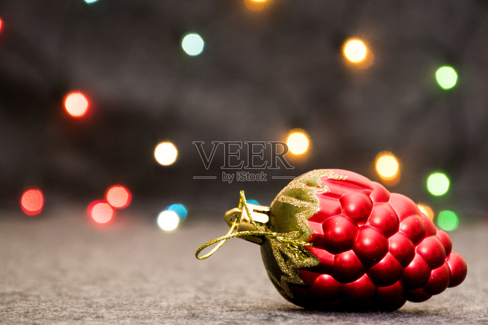 花环背景上的圣诞装饰小玩意照片摄影图片