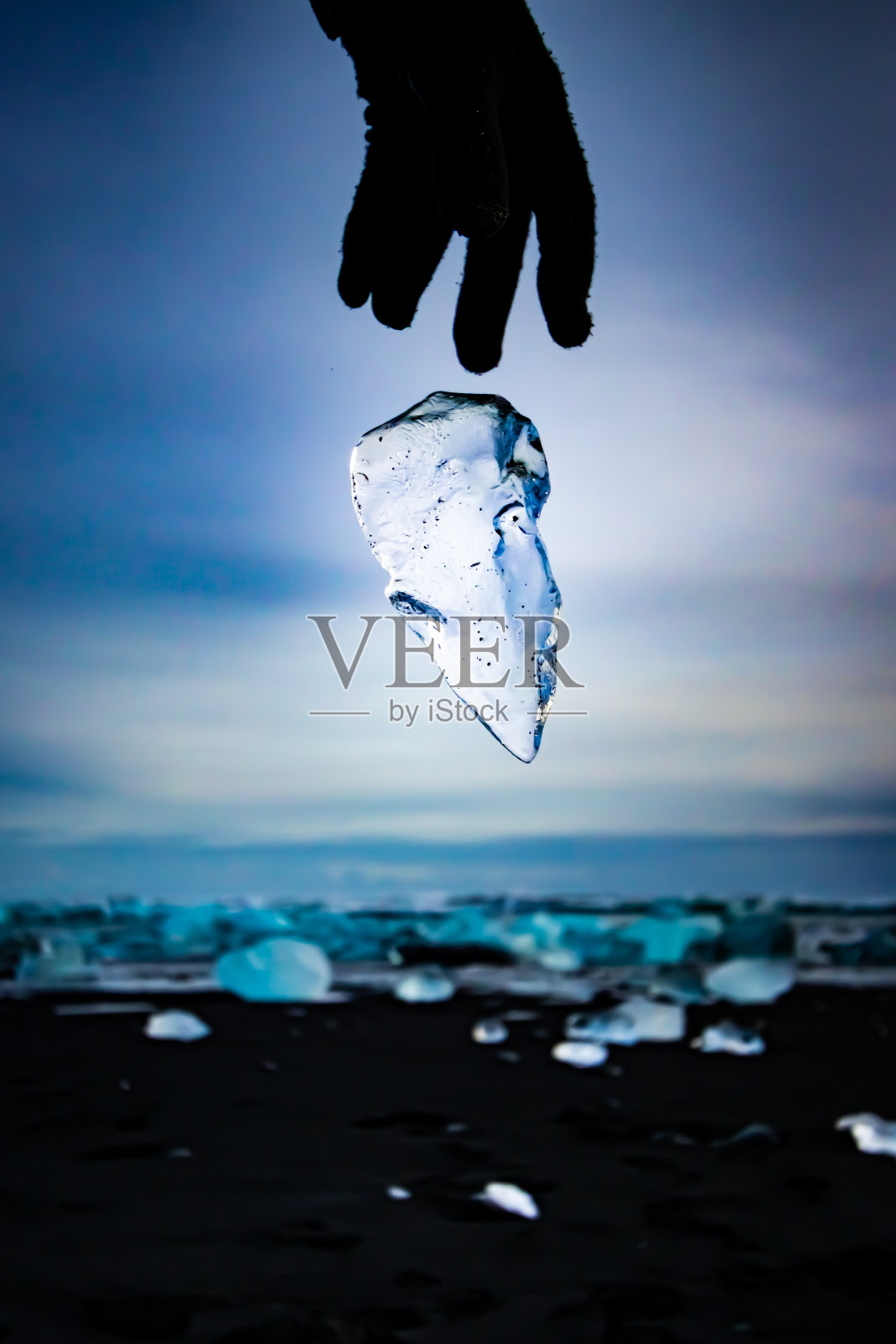 下落的冰块在Jökulsárlón照片摄影图片