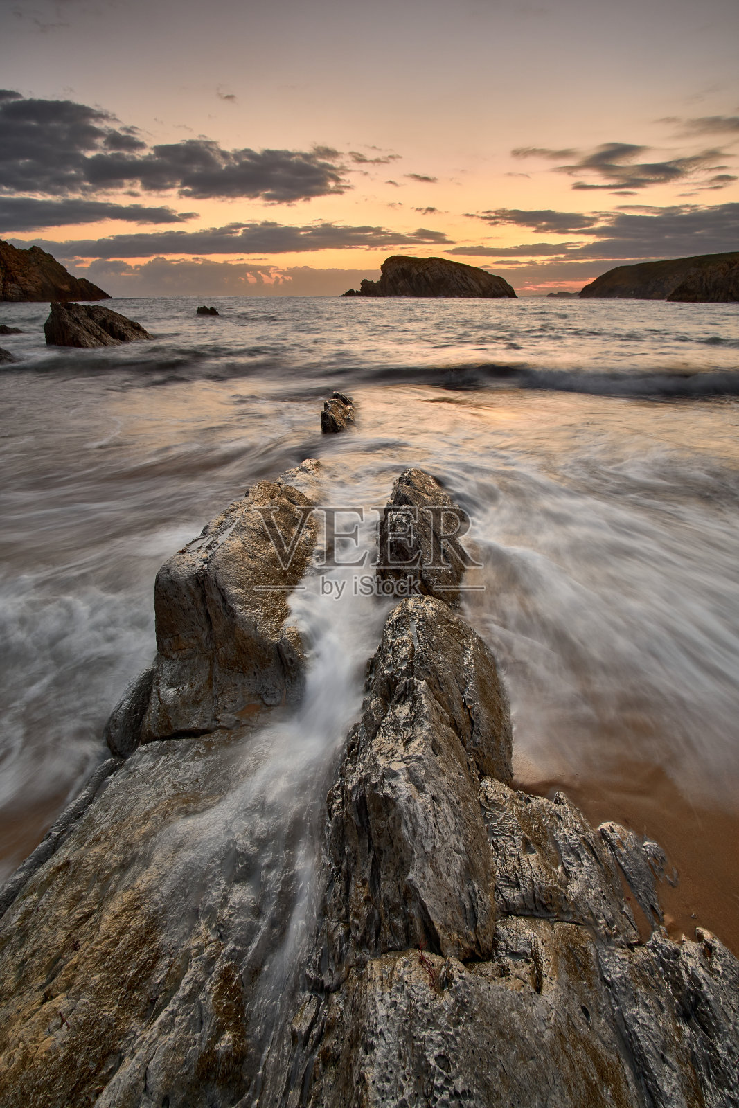桑坦德利恩克雷斯的阿尼亚海滩，美丽的日出照片摄影图片