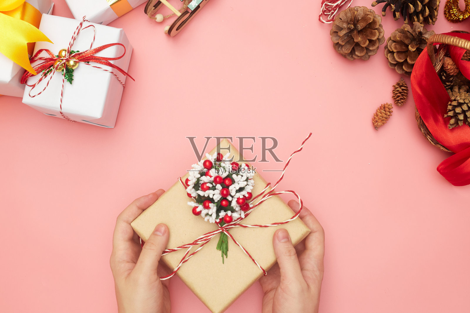 圣诞快乐礼物一步一步包装，粉红背景装饰，复制空间照片摄影图片
