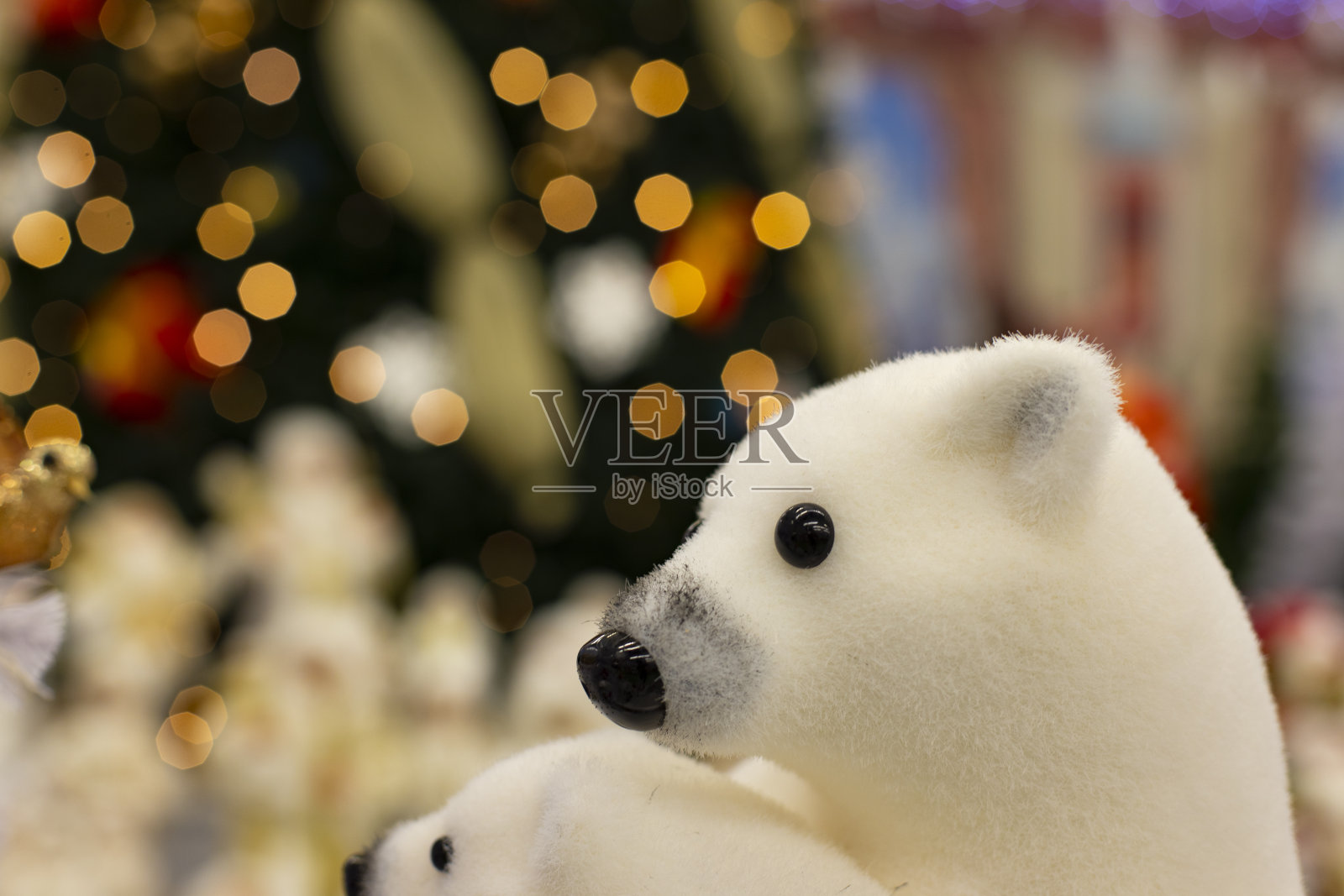 圣诞装饰的地方用玩具北极熊和花环灯不聚焦的散景背景节日的观点照片摄影图片