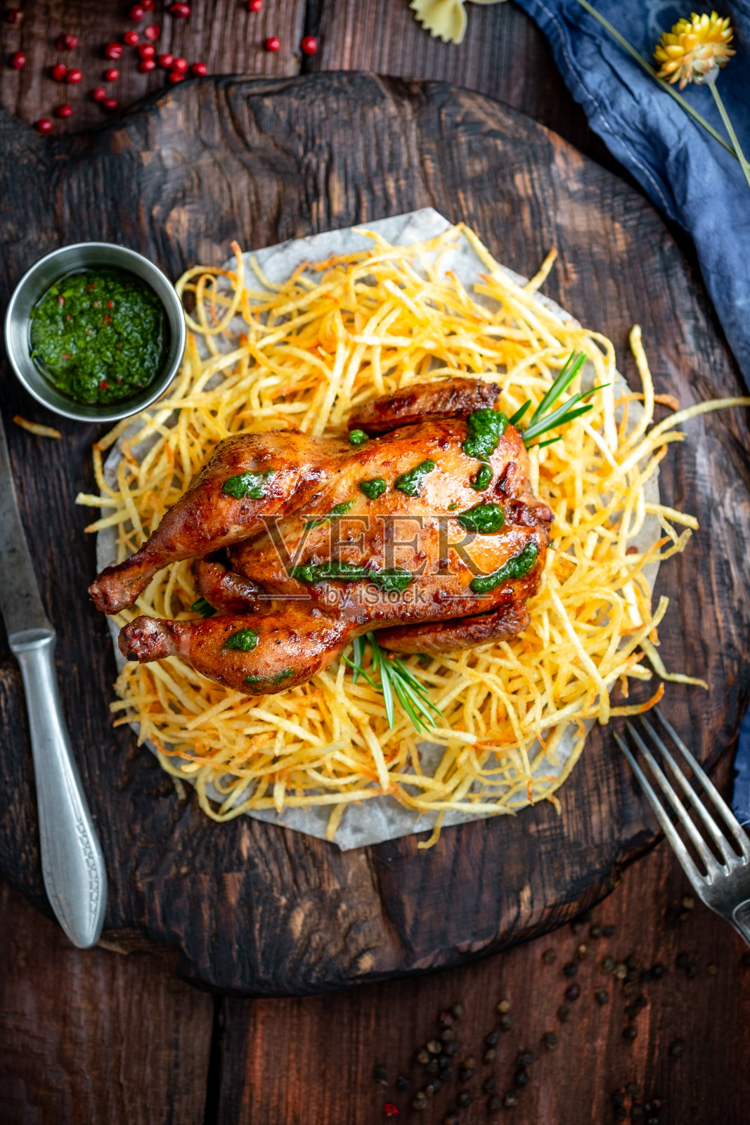 整只鸡烧烤配香蒜酱和薯条放在木板上，俯视图乡村风格照片摄影图片