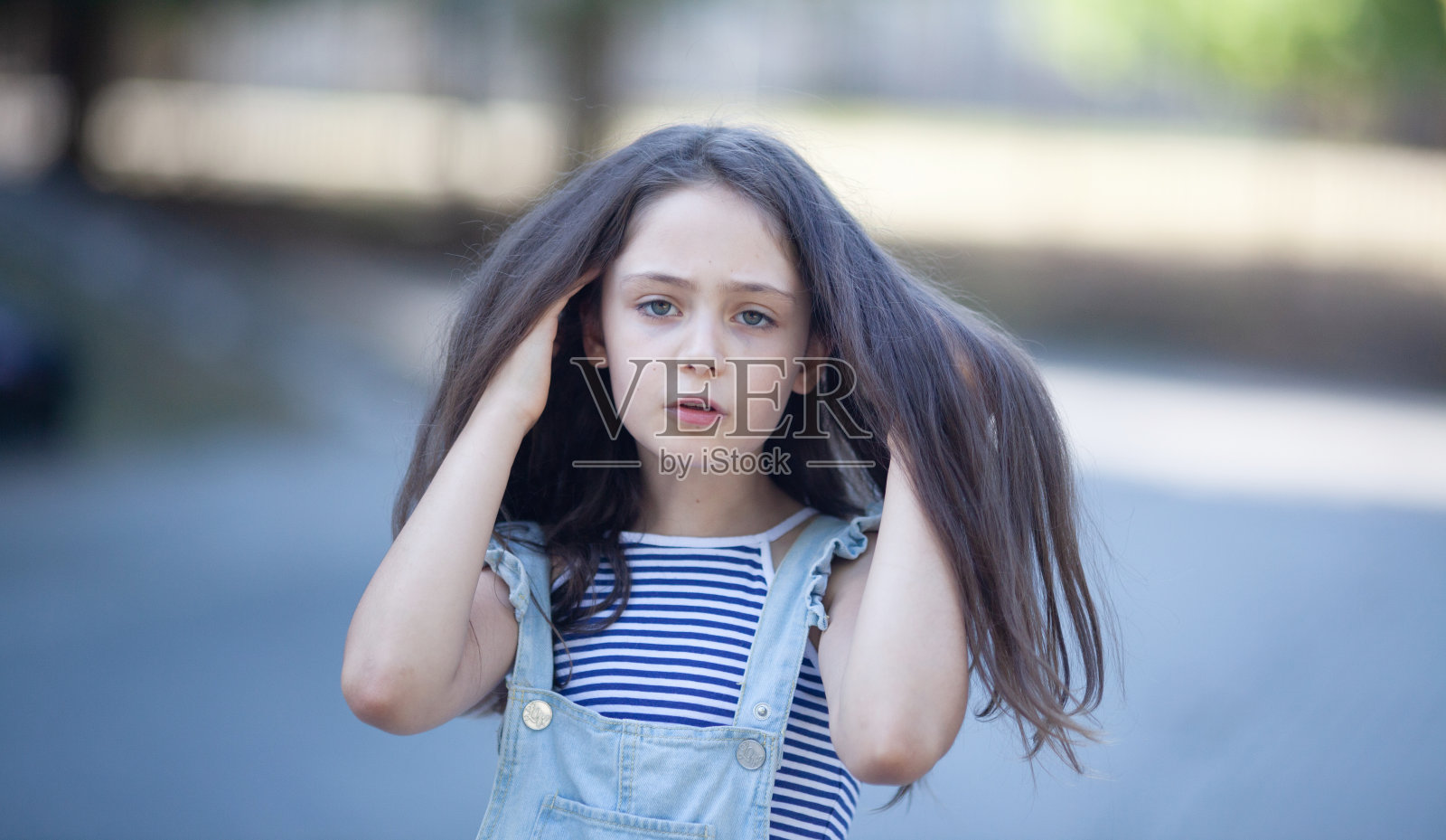 一个8岁小女孩散步的肖像照片摄影图片